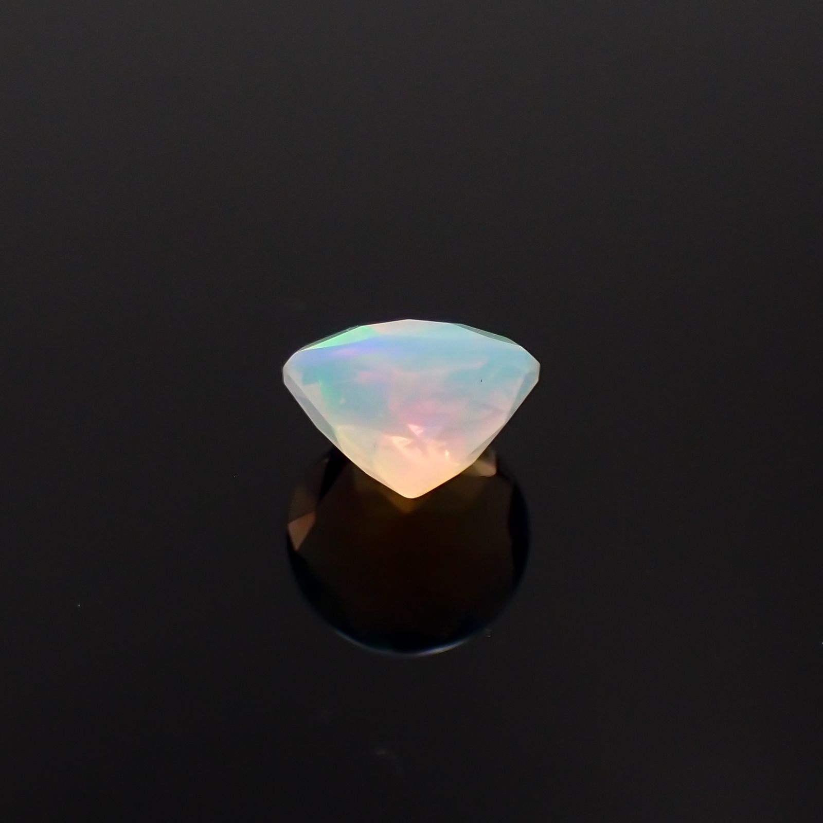 エチオピアオパール エチオピア産 1.01ct[231224636]7.8x7.7mm前後
