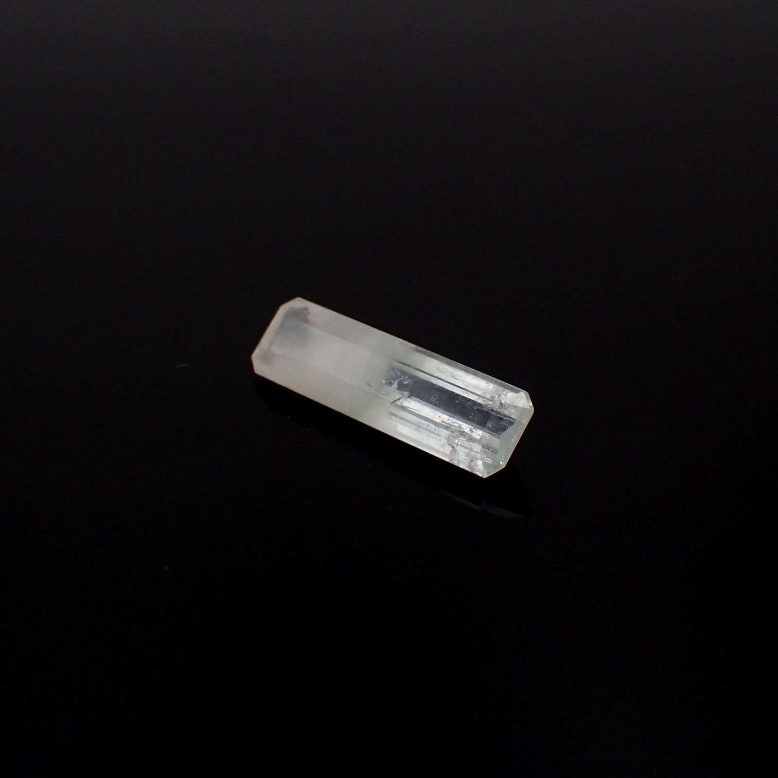 バイカラーベリル（アクアマリンモルガナイト） ブラジル産 4.53ct[231023647]21.6x6mm前後