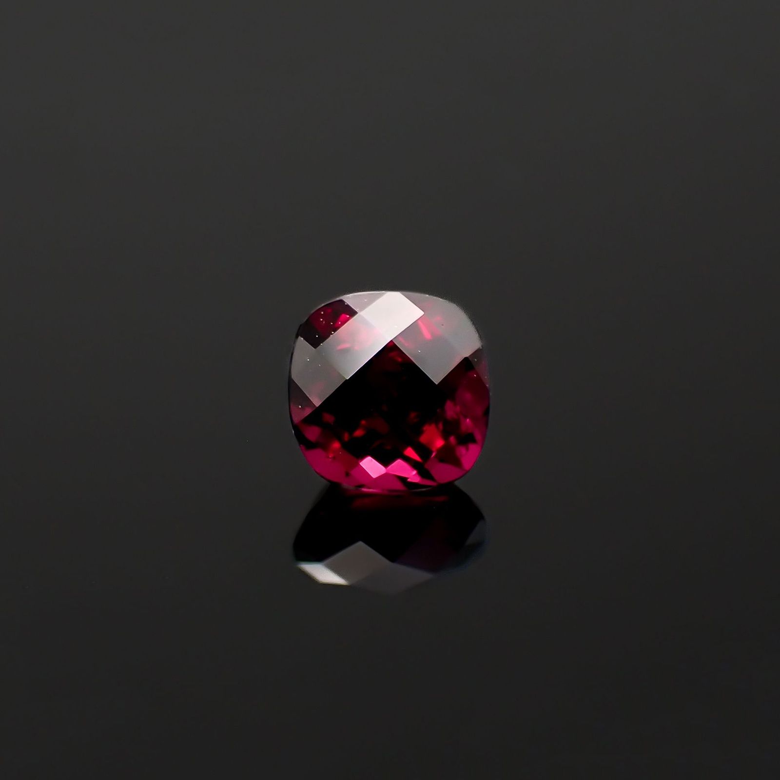 ◇チェッカーカット◇アントヒルガーネット(クロムパイロープガーネット) アメリカ・アリゾナ州産 0.40ct[230722882]4.1x4.1mm前後