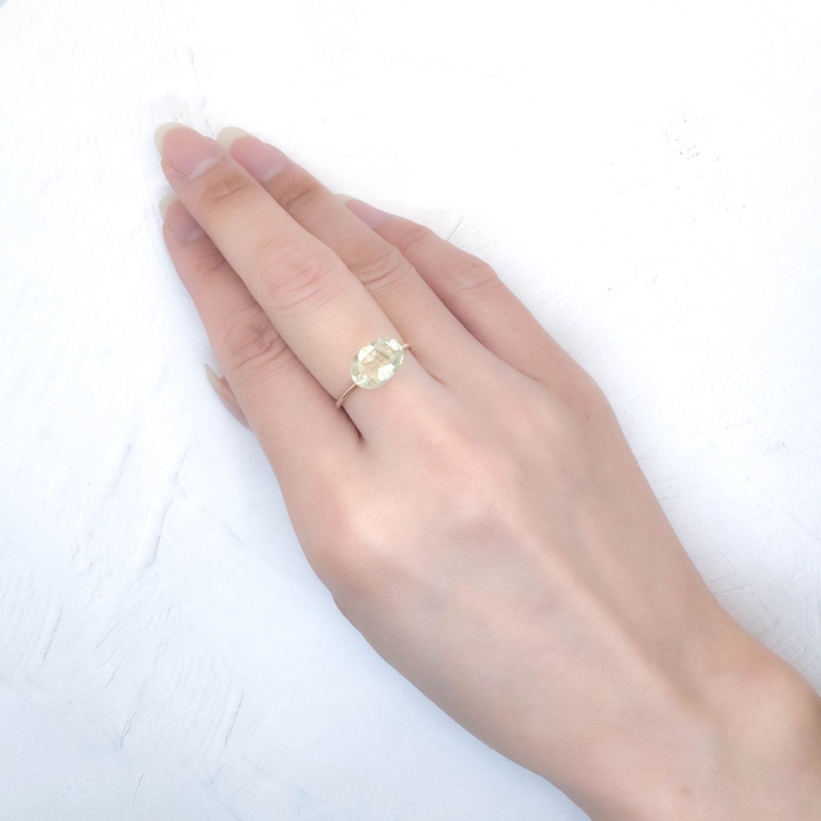 リビアングラス 発見地：エジプト・リビア砂漠 1.64ct / 10.5x7.2mm前後 [251131309]