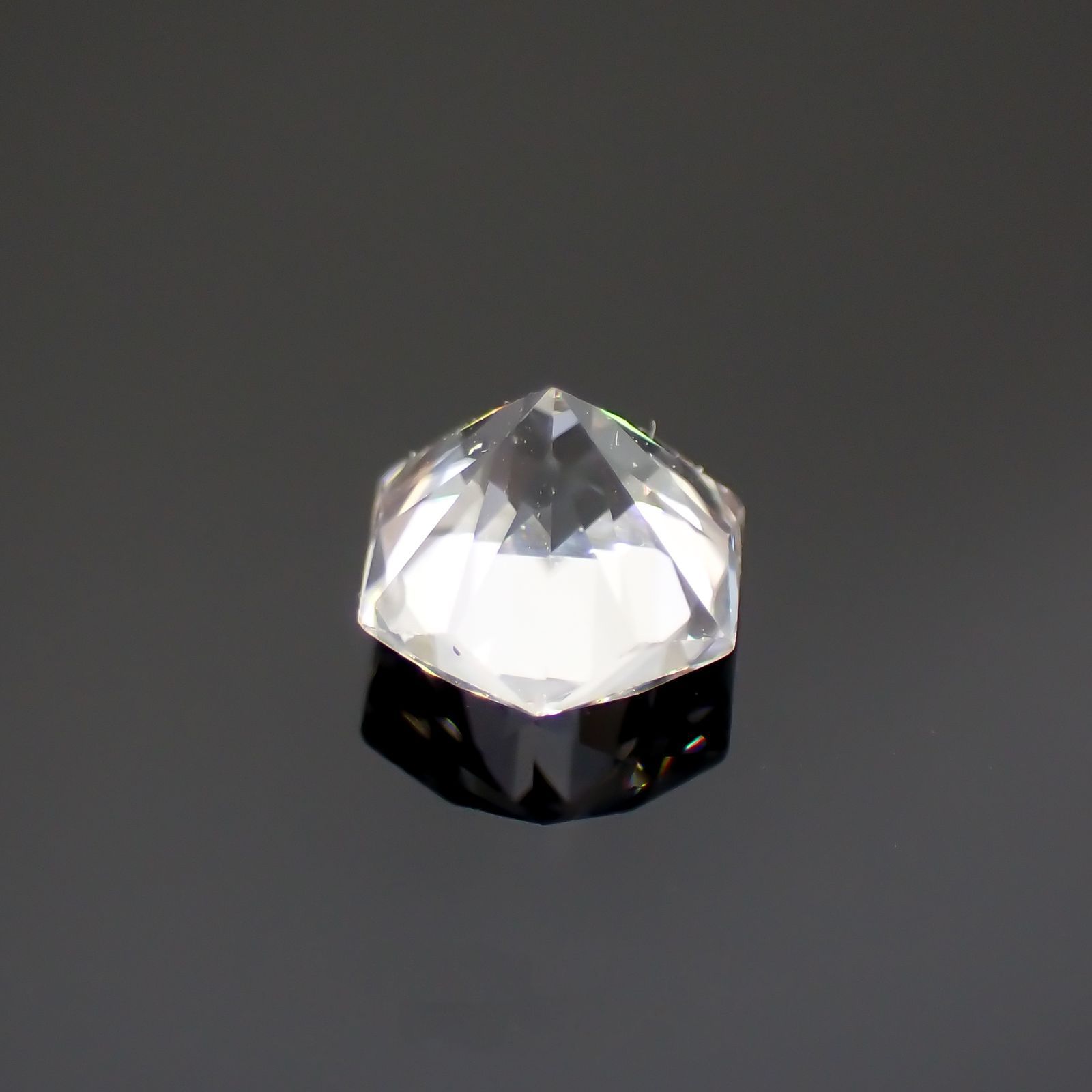 ◇ヘキサゴンカット◇カラーレスジルコン(宝石名ホワイト・ジルコン)スリランカ/カンボジア産 0.84ct 識別済[220114271]4.7x4.6mm前後