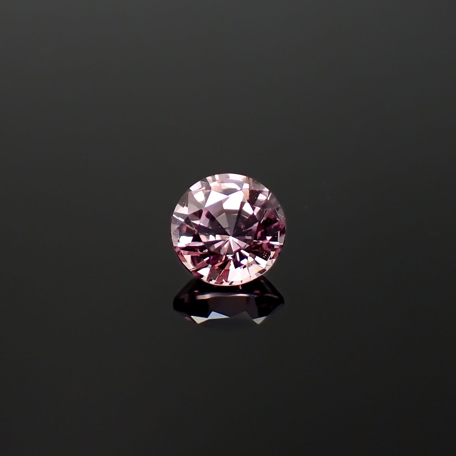 ドラゴンガーネット タンザニア産 0.60ct / 5x5mm前後 [260532239]