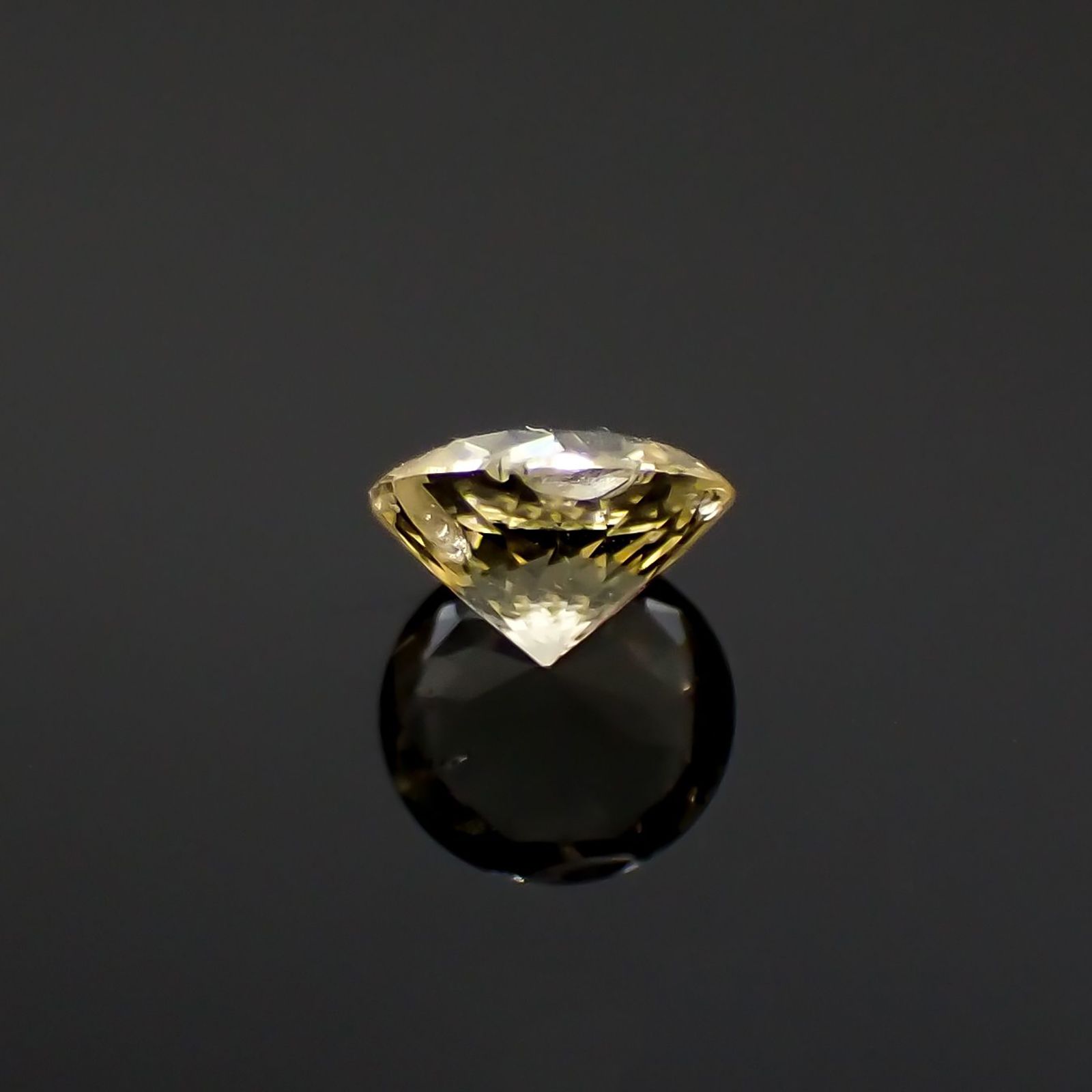 イエローダンビュライト(宝石名イエロー・ダンブライト)タンザニア産 0.24ct 識別済[220918013]4.1x4.1mm前後