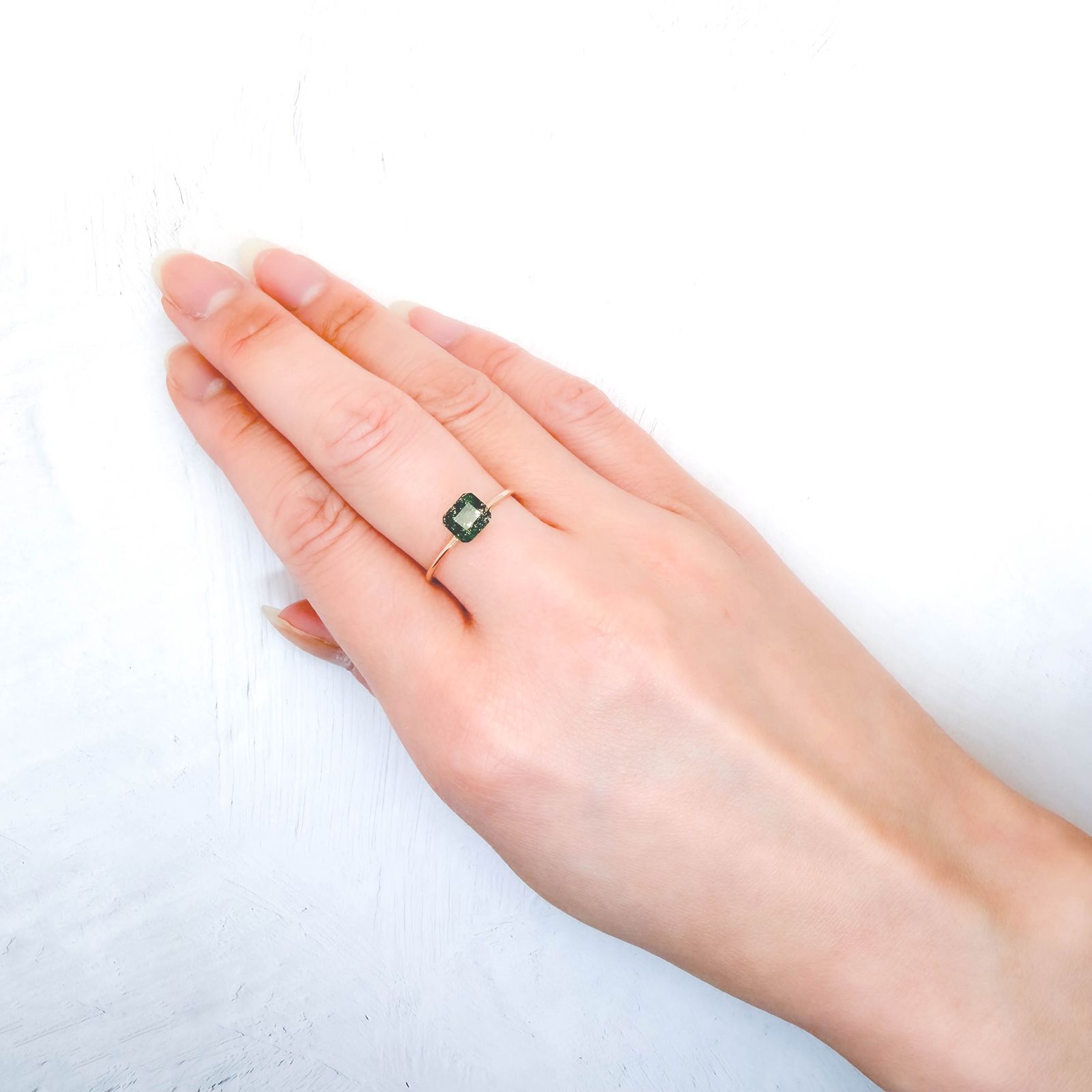 パイライトインエメラルド コロンビア産 0.83ct / 6.1x5.5mm前後 [260532121]