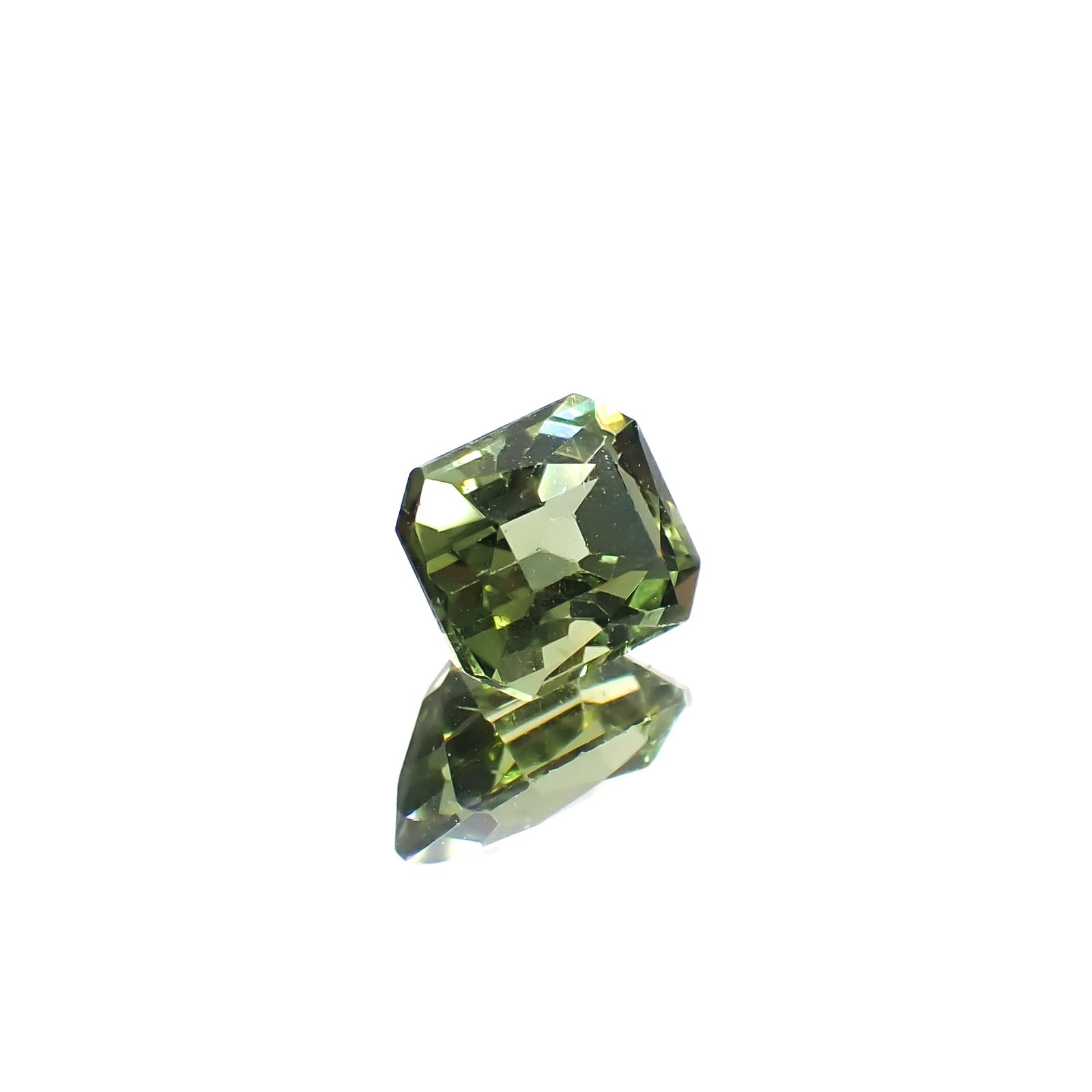 グリーンアパタイト マダガスカル産 0.75ct [241129483]5.6x4.5mm前後