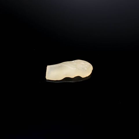 リビアングラス 原石 発見地：エジプト・リビア砂漠 12.79ct [241029285]28.4x13.7mm前後