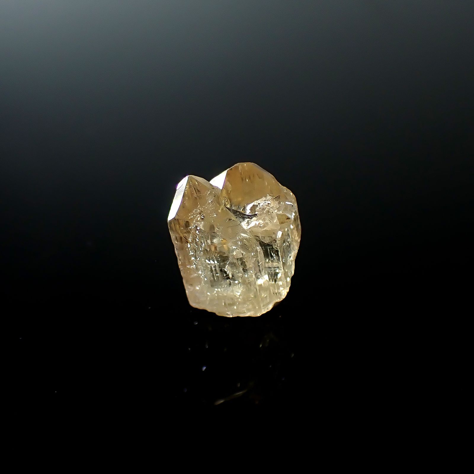 インペリアルトパーズ 原石 ザンビア産 8.26ct / 12.3x10.8mm前後 [250730938]