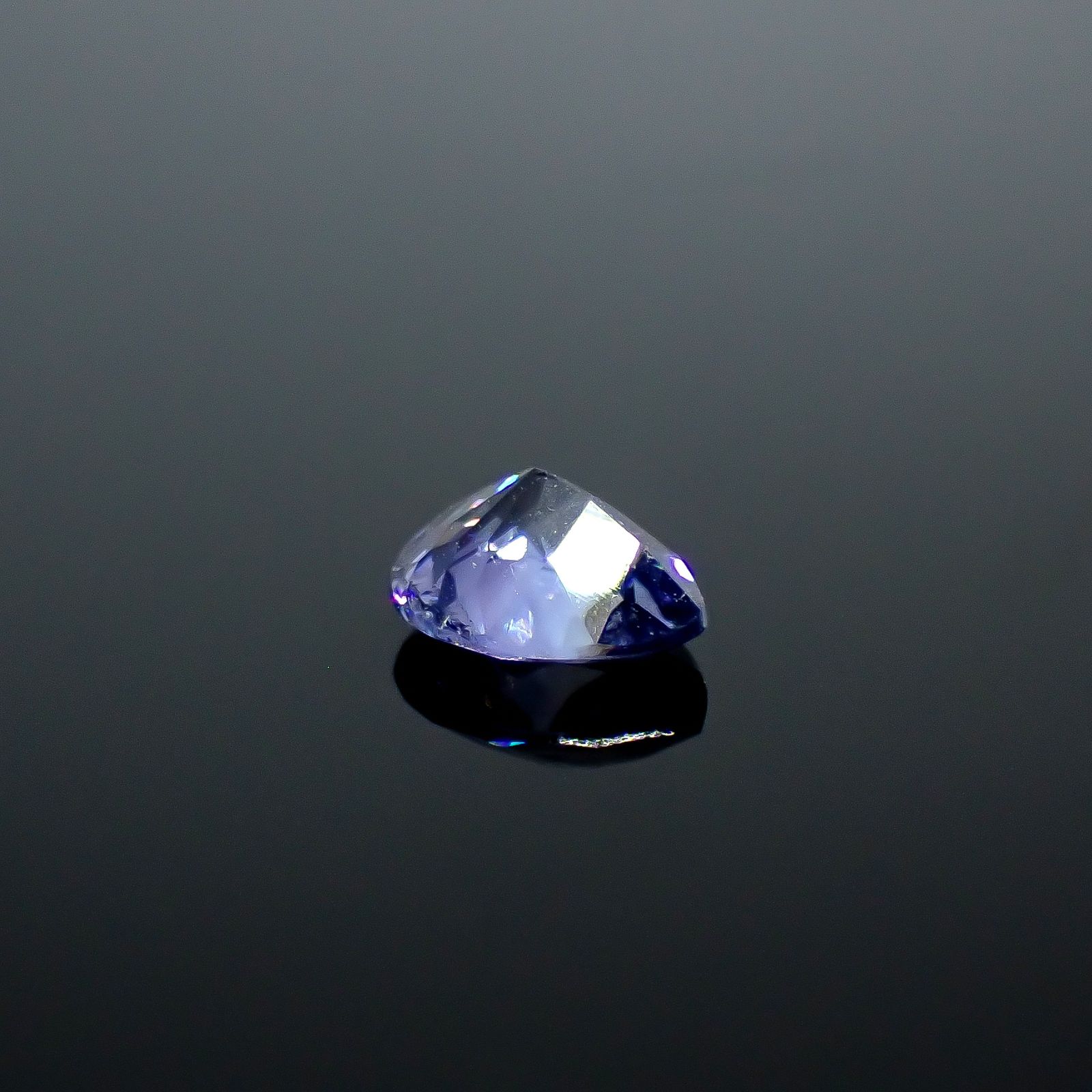 ベニトアイト アメリカ・カリフォルニア州産 0.63ct / 6x4.9mm前後 [251031292]