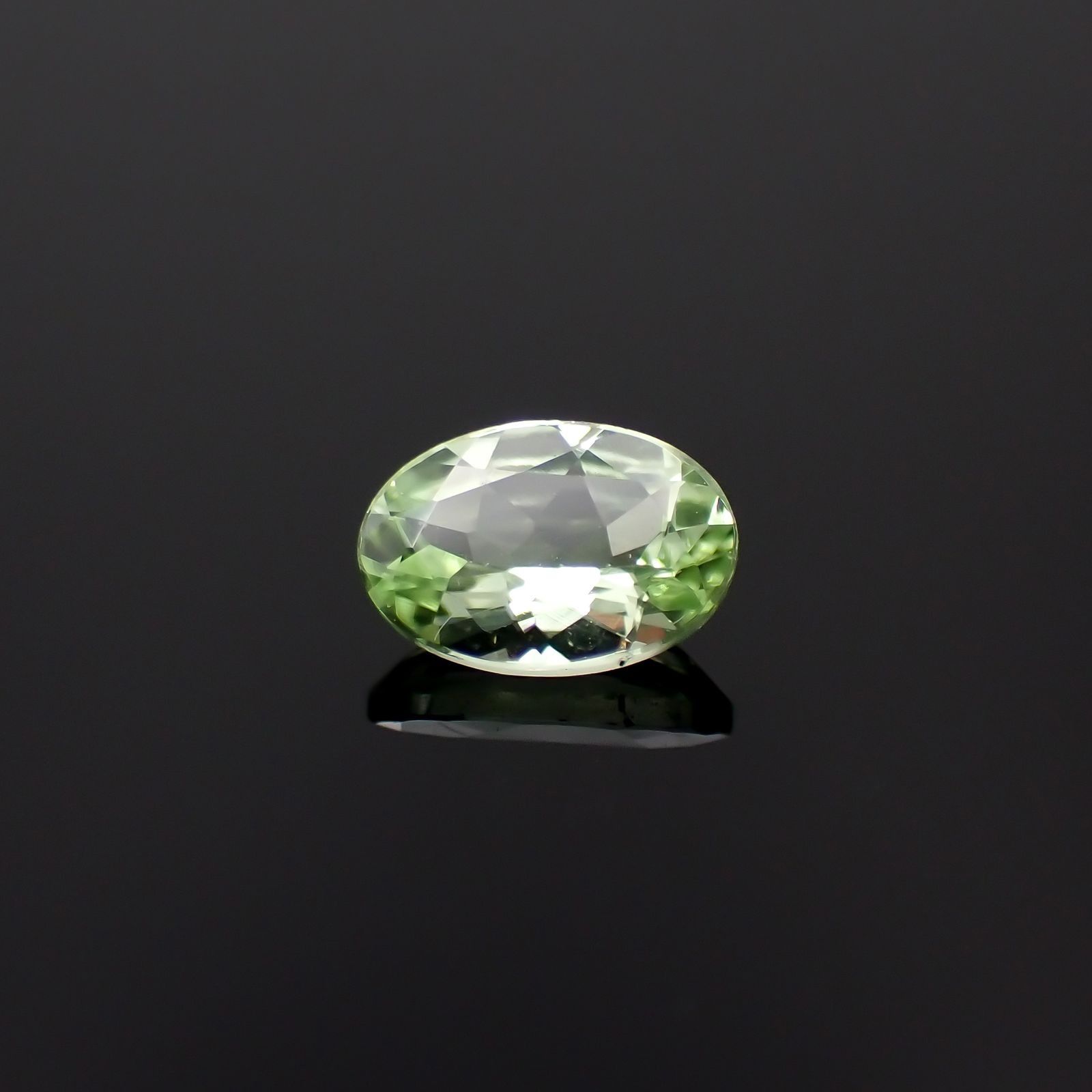 ミントガーネット タンザニア産 0.58ct / 6.4x4.3mm前後 [260223725]