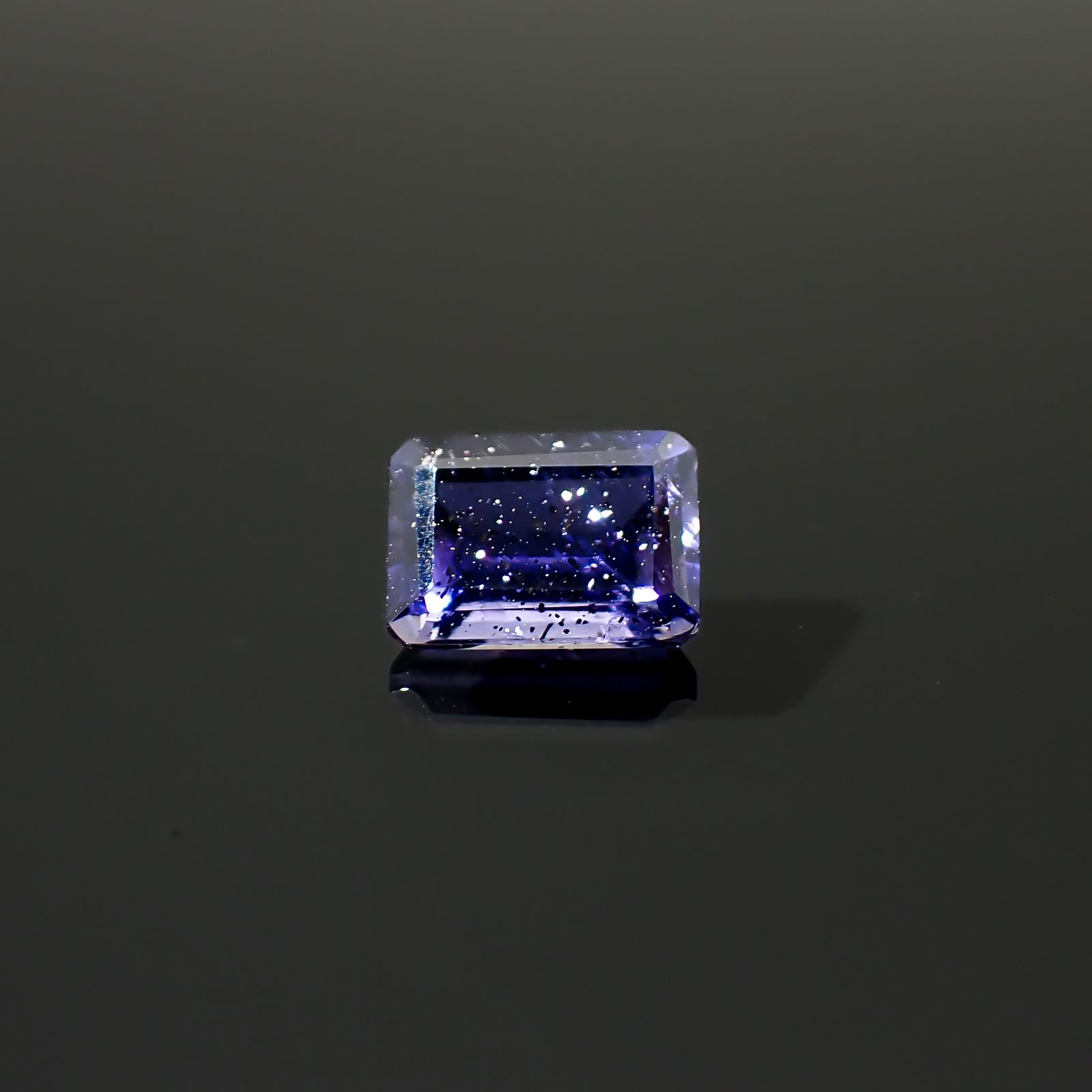 アイオライトサンストーン インド/ブラジル産 0.93ct / 6.9x4.9mm前後 [260932633]