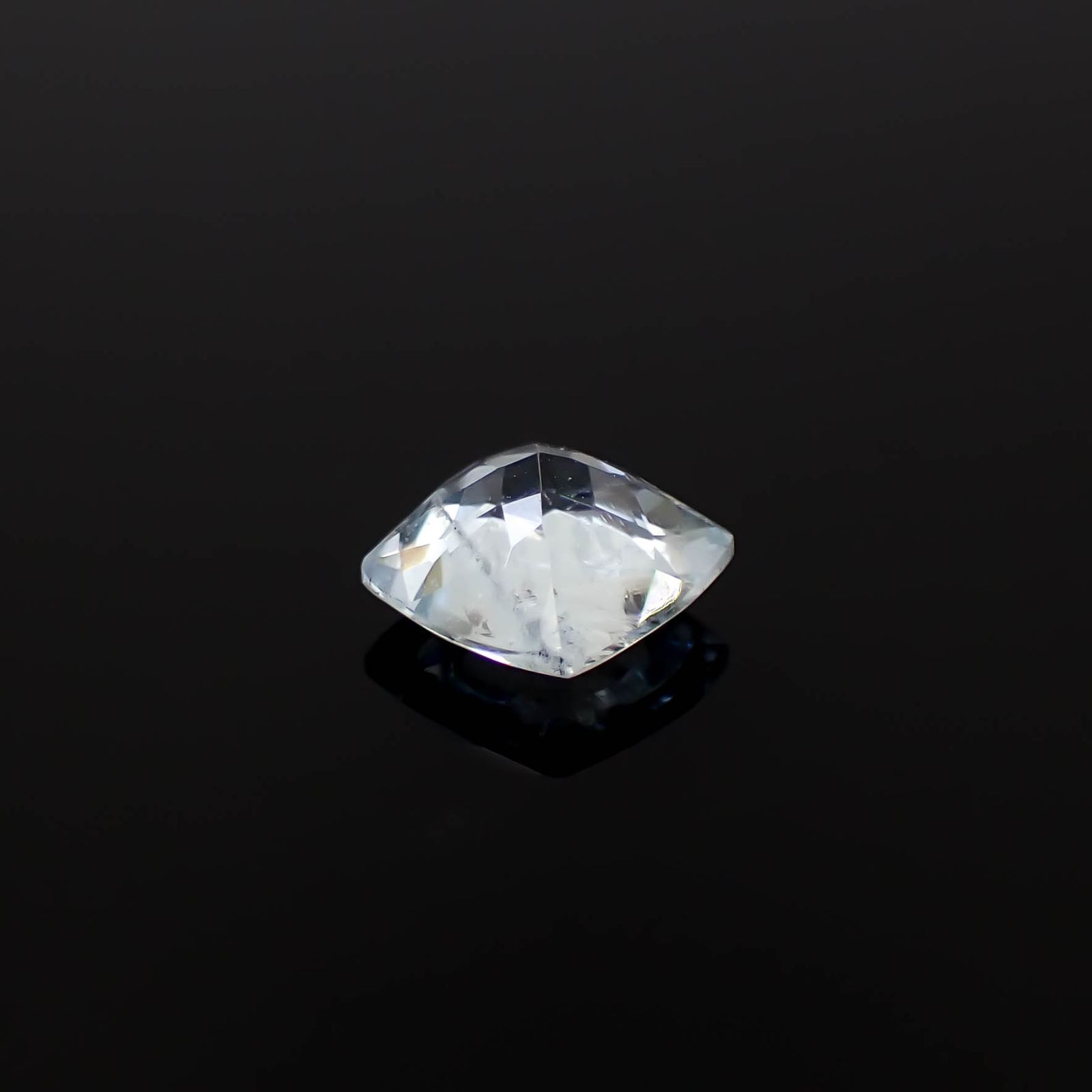 レインボーアクアマリン ブラジル産 1.30ct [250330152]6.9x6.8mm前後