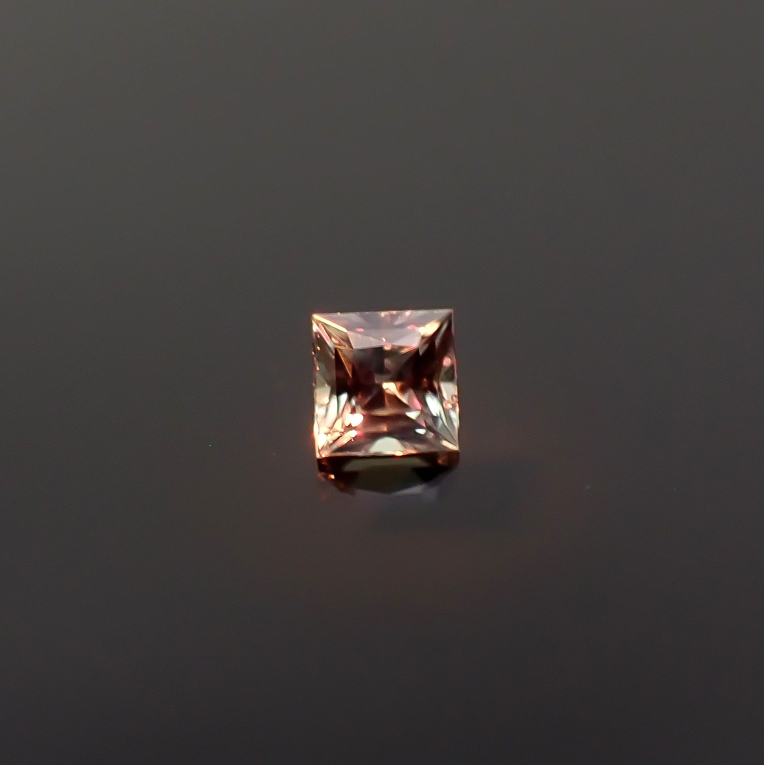 ◇プリンセスカット◇アレキサンドライト ブラジル産 EmeraldMains社製 0.11ct / 2.5x2.5mm前後 [260131578]