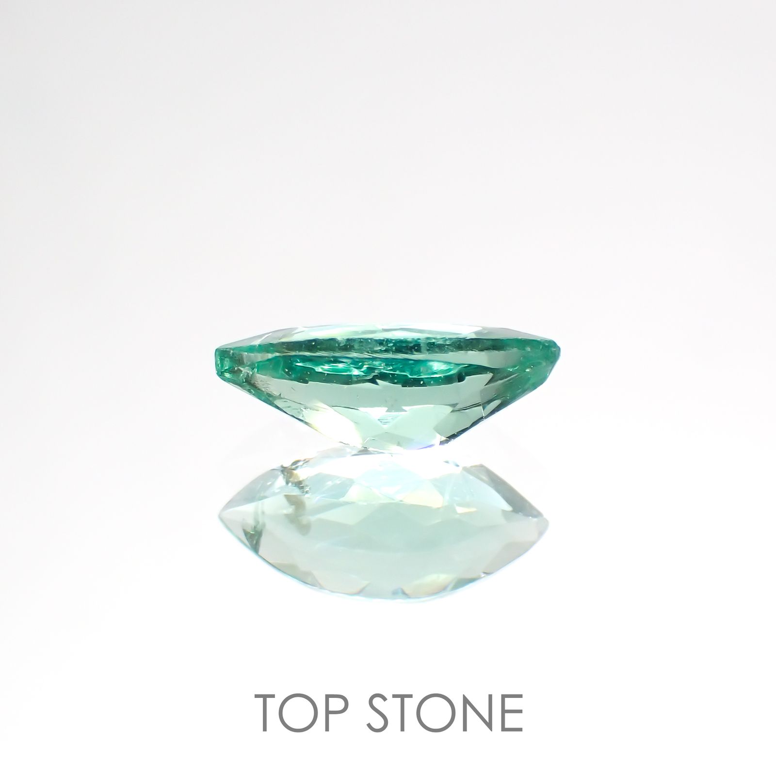 フローライト フルオレッセンス(宝石名フルオライト)イギリス・ロジャリー鉱山産 0.95ct 識別済[211113785]9.5x4.6mm前後