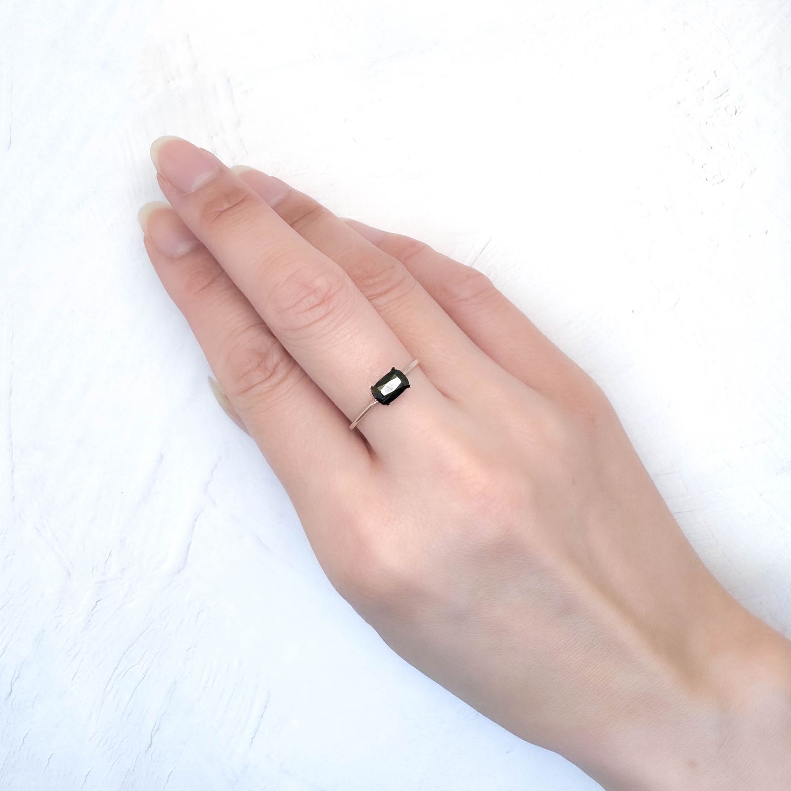 ルチル単結晶 ブラジル産 1.03ct / 6.8x4.4mm前後 [251031270]