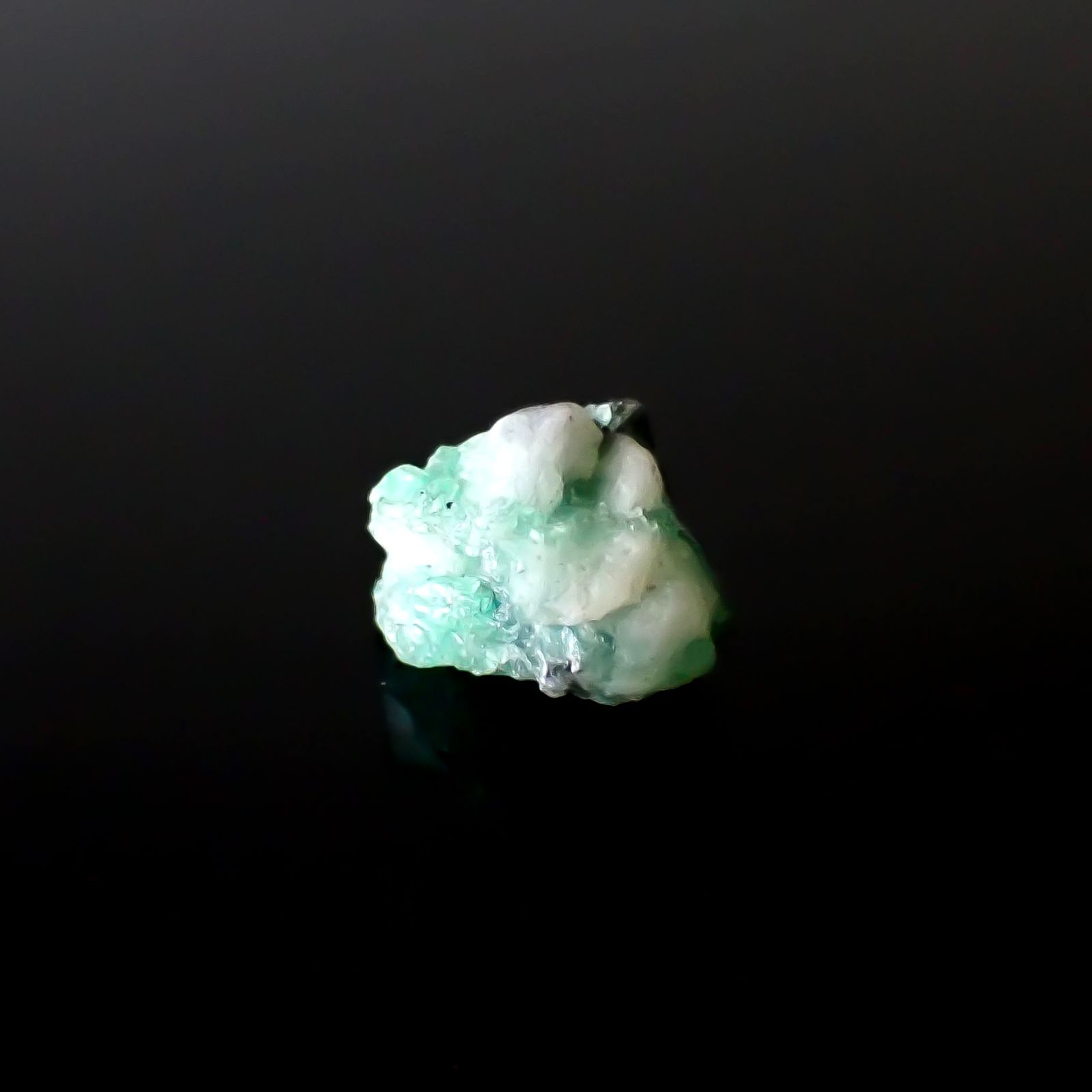 エメラルド原石 コロンビア産 7.68ct [250430177]16.2x11.6mm前後