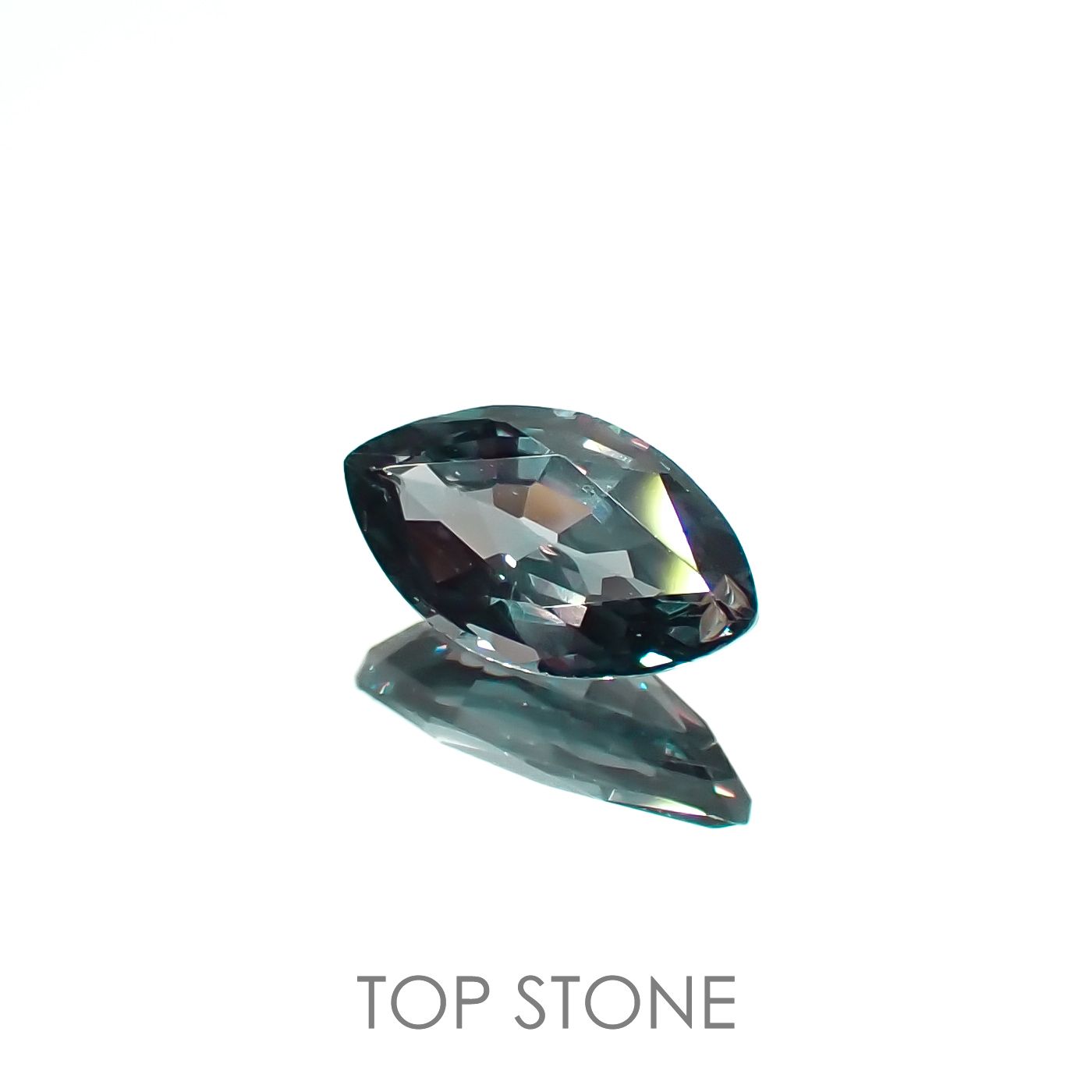 カラーチェンジガーネット アレキタイプ(宝石名ガーネット)マダガスカル・ベキリー産 0.73ct 識別済[221219612]7.8x4.4mm前後