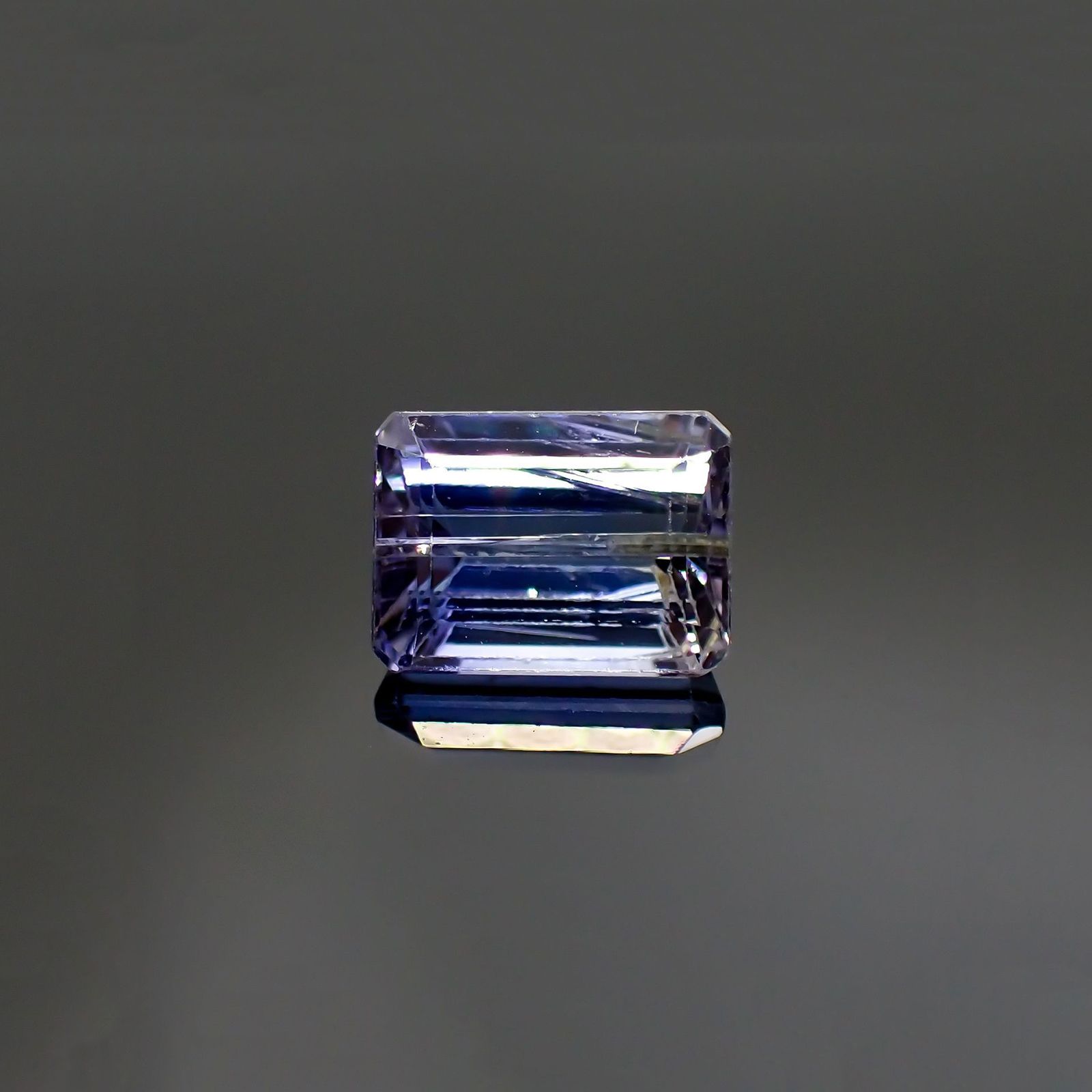 バイカラータンザナイト(宝石名タンザナイト) タンザニア産 ソ付(彩珠) 2.447ct / 8.5x6.3mm前後 [210410778]