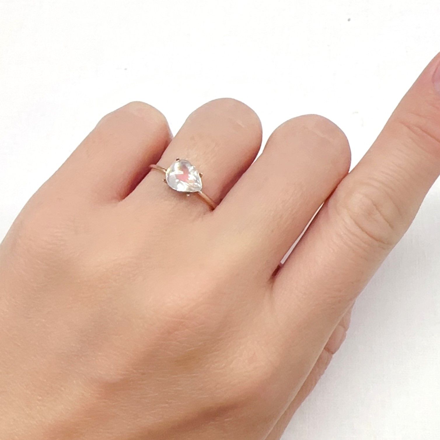 ◇バフカット◇レインボームーンストーン(宝石名ラブラドライト)マダガスカル産 1.323ct ソ付(彩珠)[240427204]7.9x6.6mm前後