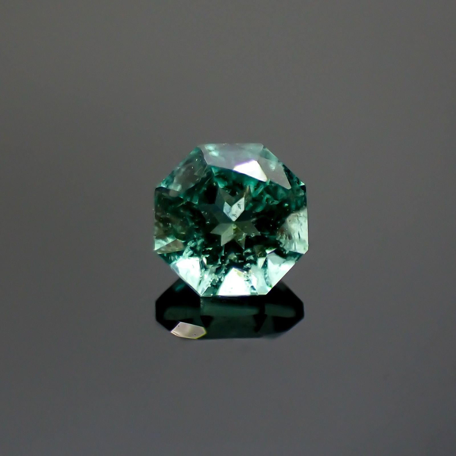 ◇オクタゴンカット◇エメラルド(宝石名エメラルド)ザンビア産 0.13ct 識別済[231224395]3x3mm前後