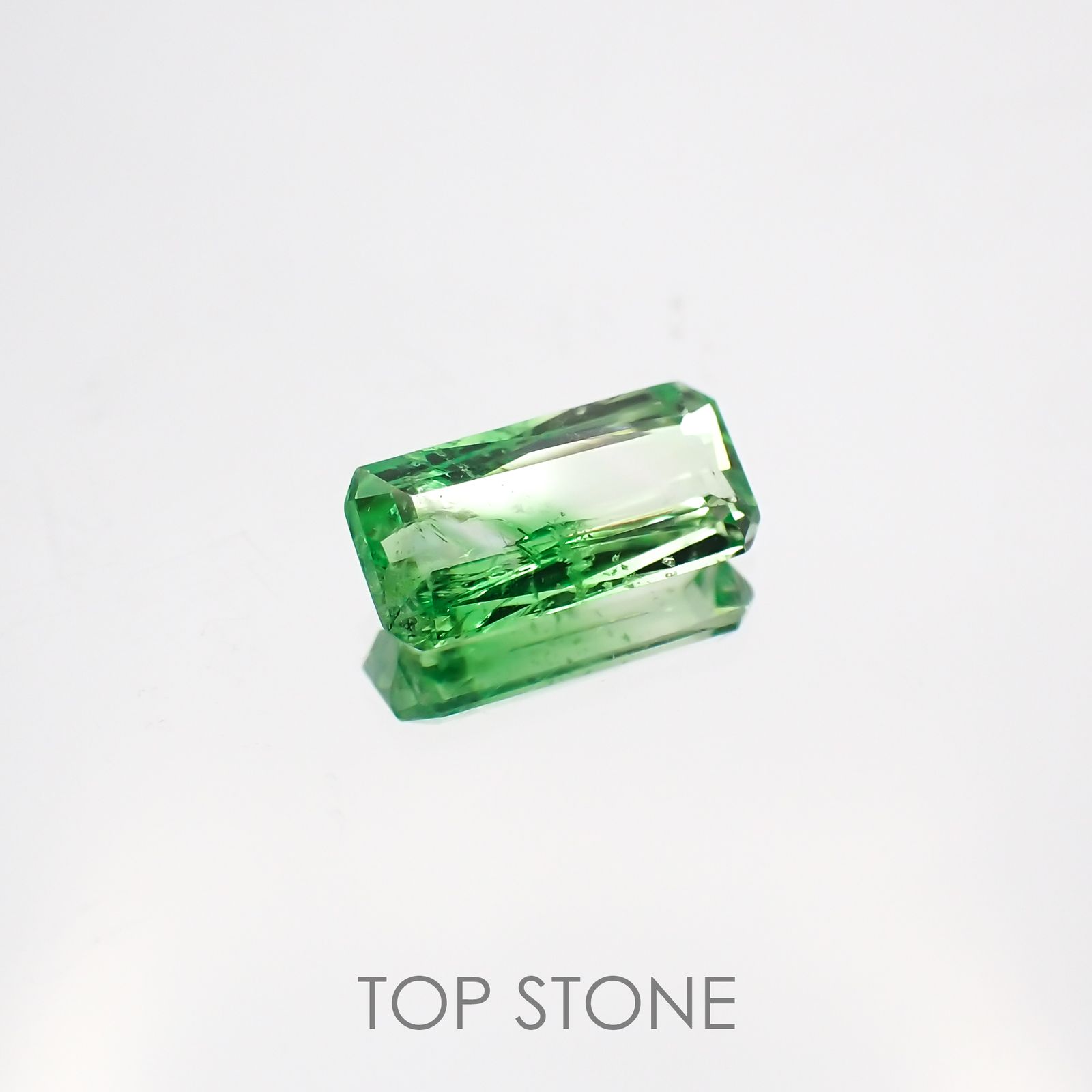 バイカラーツァボライト タンザニア産 ルース 0.67ct[210610921]7.5×3.6mm前後