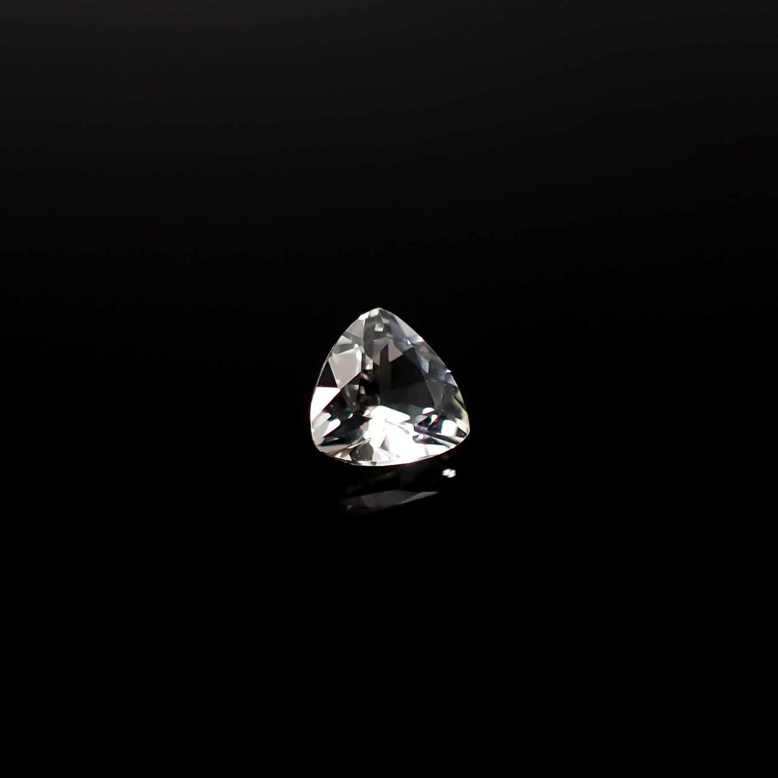 アクロアイト ナイジェリア産 0.29ct / 4.6x4.5mm前後 [251231357]
