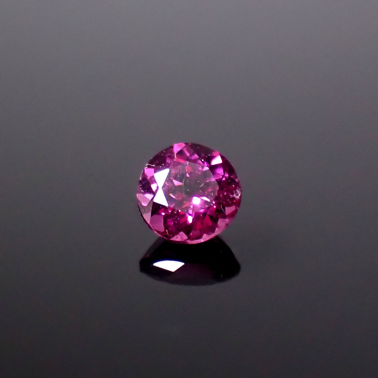 グレープガーネット(宝石名ガーネット)ブラジル産 識別済 0.50ct / 4.5x4.5mm前後 [250931140]