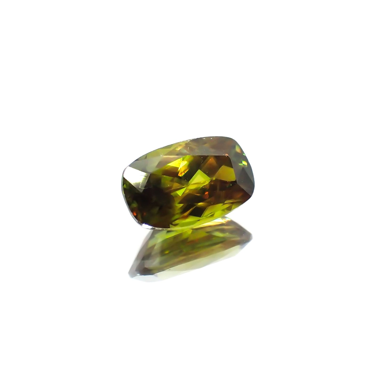 カラーチェンジスフェーン(宝石名スフェーン) パキスタン産 識別済 1.02ct / 7.6x4.7mm前後 [21059440]