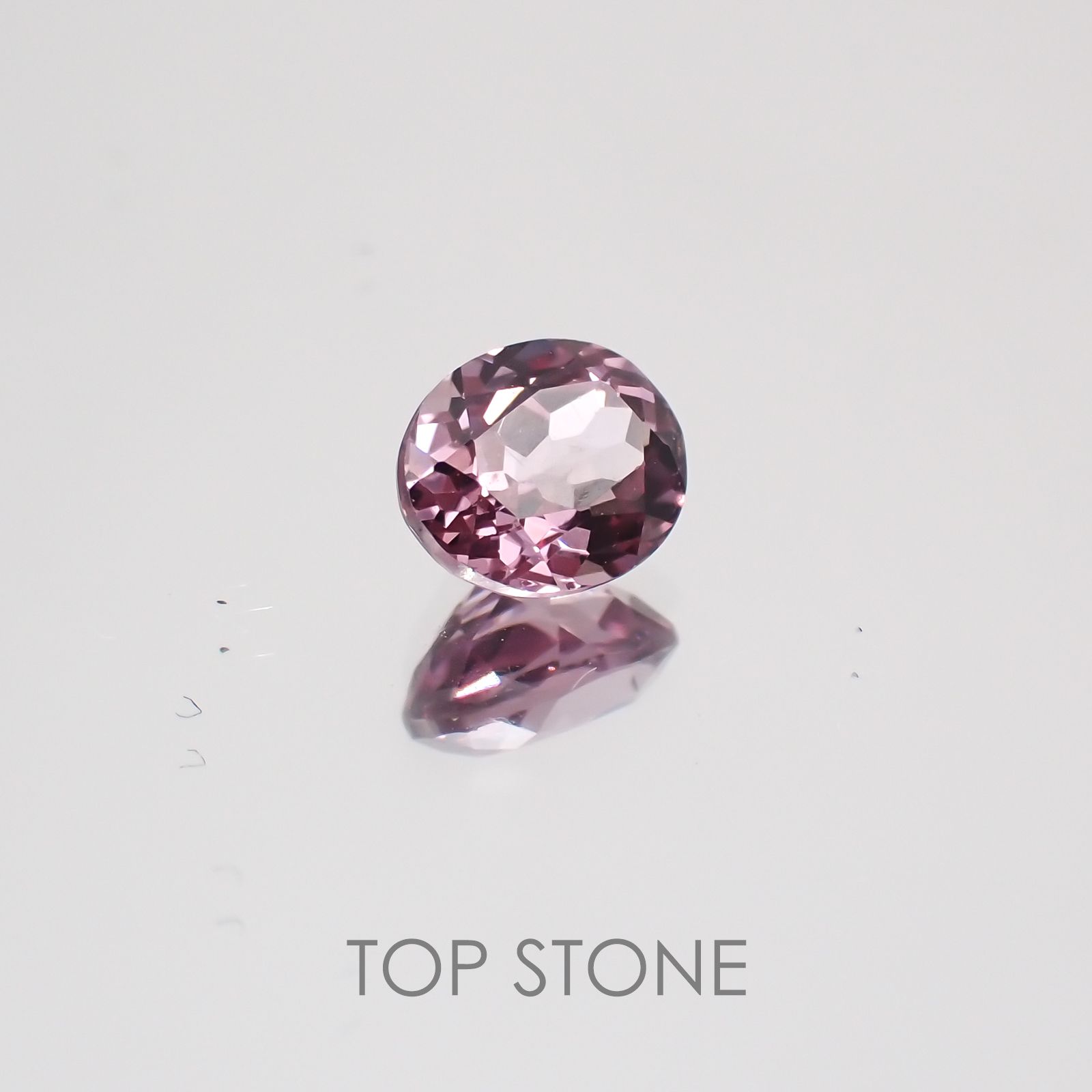 カラーチェンジマラヤガーネット タンザニア産 ルース 0.72ct[21049654]5.6×4.7mm前後