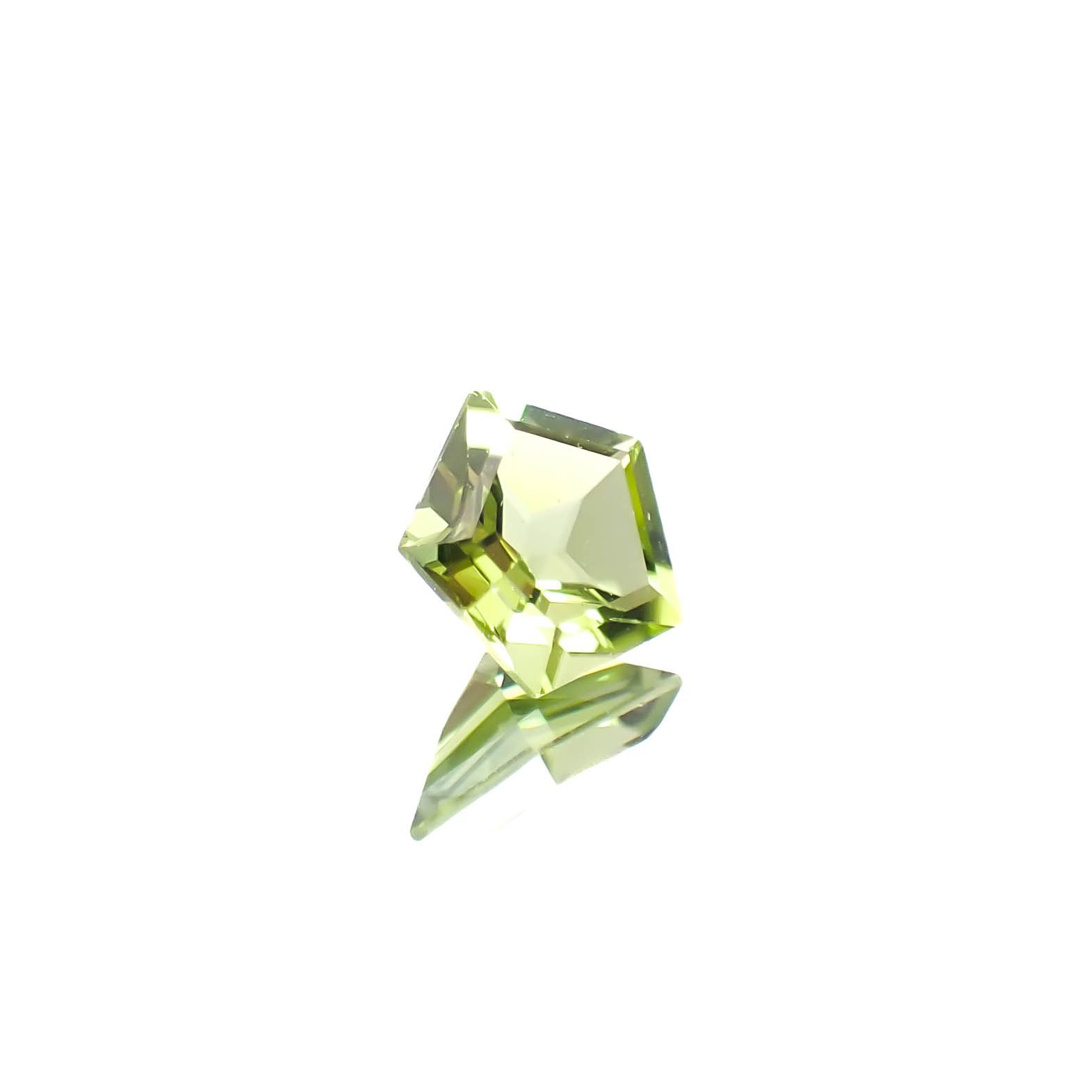 ◇ペンタゴンカット◇ペリドット(宝石名ペリドット)アメリカ産 0.44ct 識別済[250330112]5.1x5.4mm前後