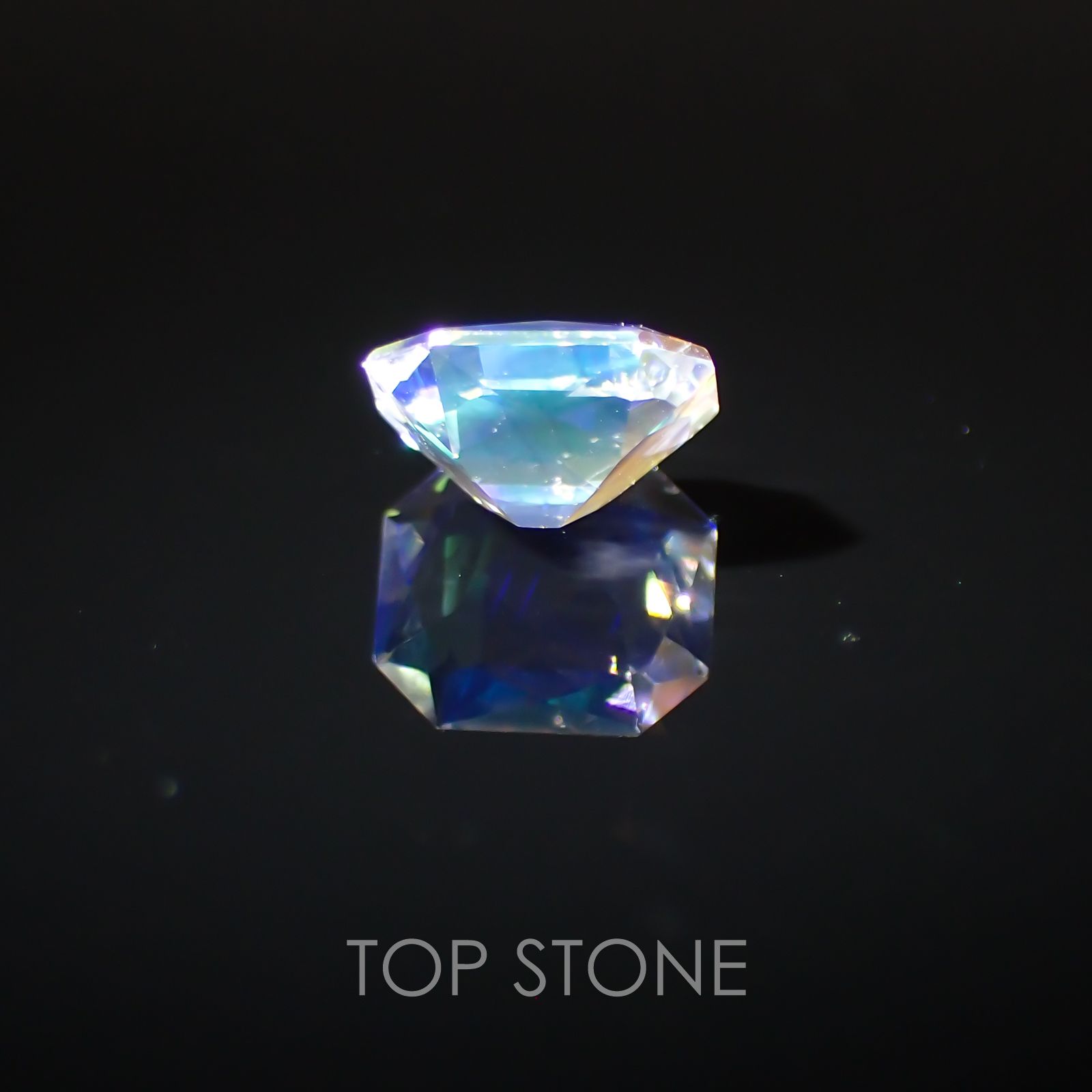 レインボームーンストーン(アンデシンラブラドライト) マダガスカル産 ルース 0.88ct[210310129]6.6×6mm前後