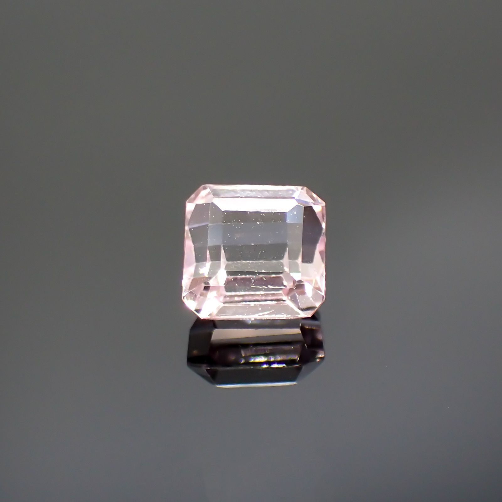 クンツァイト(宝石名クンツァイト)アフガニスタン産 4.04ct 識別済[250115229]8.1x8.1mm前後
