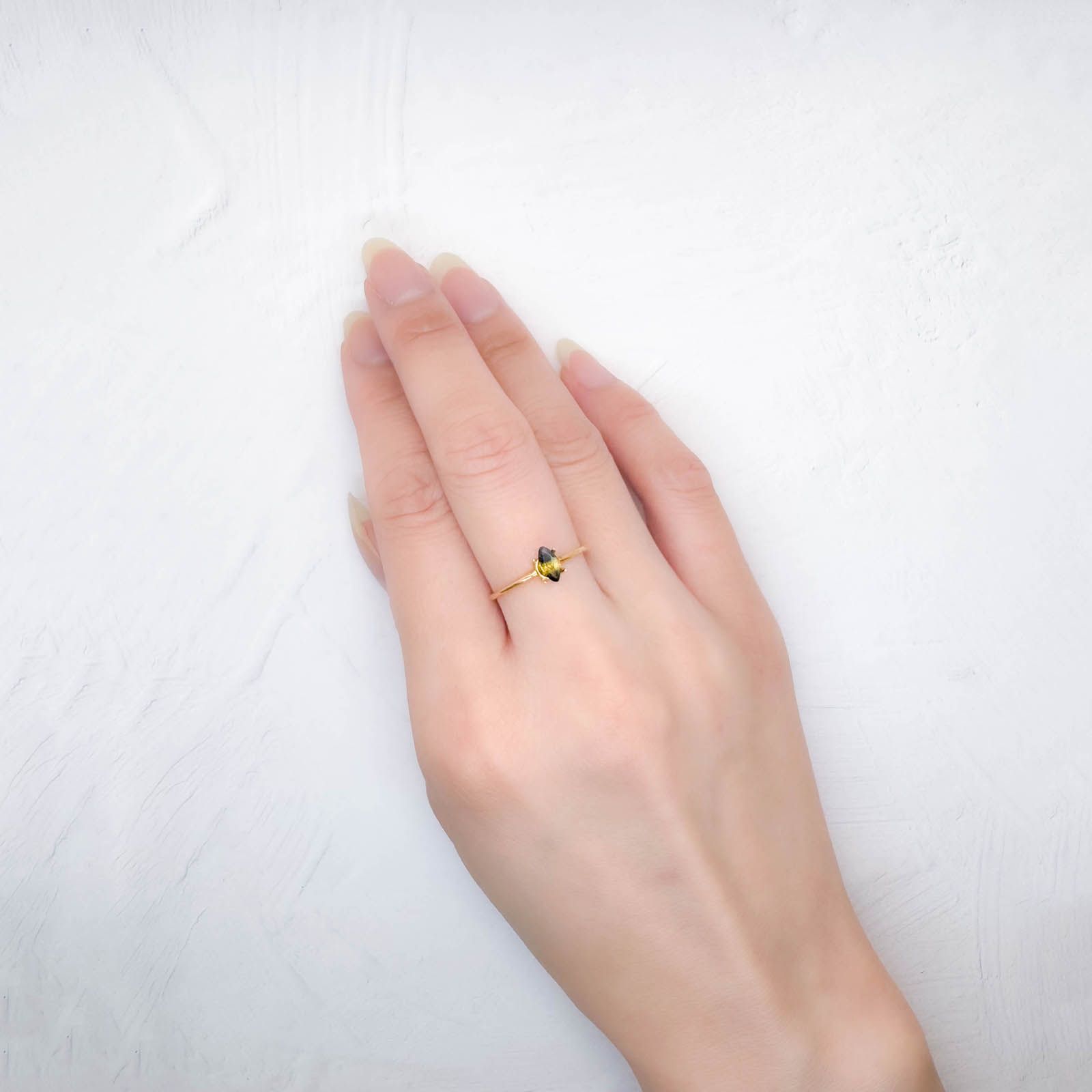 バイカラーサファイア(宝石名サファイア)マダガスカル/オーストラリア産 0.35ct 識別済[250114851]6.2x3.1mm前後