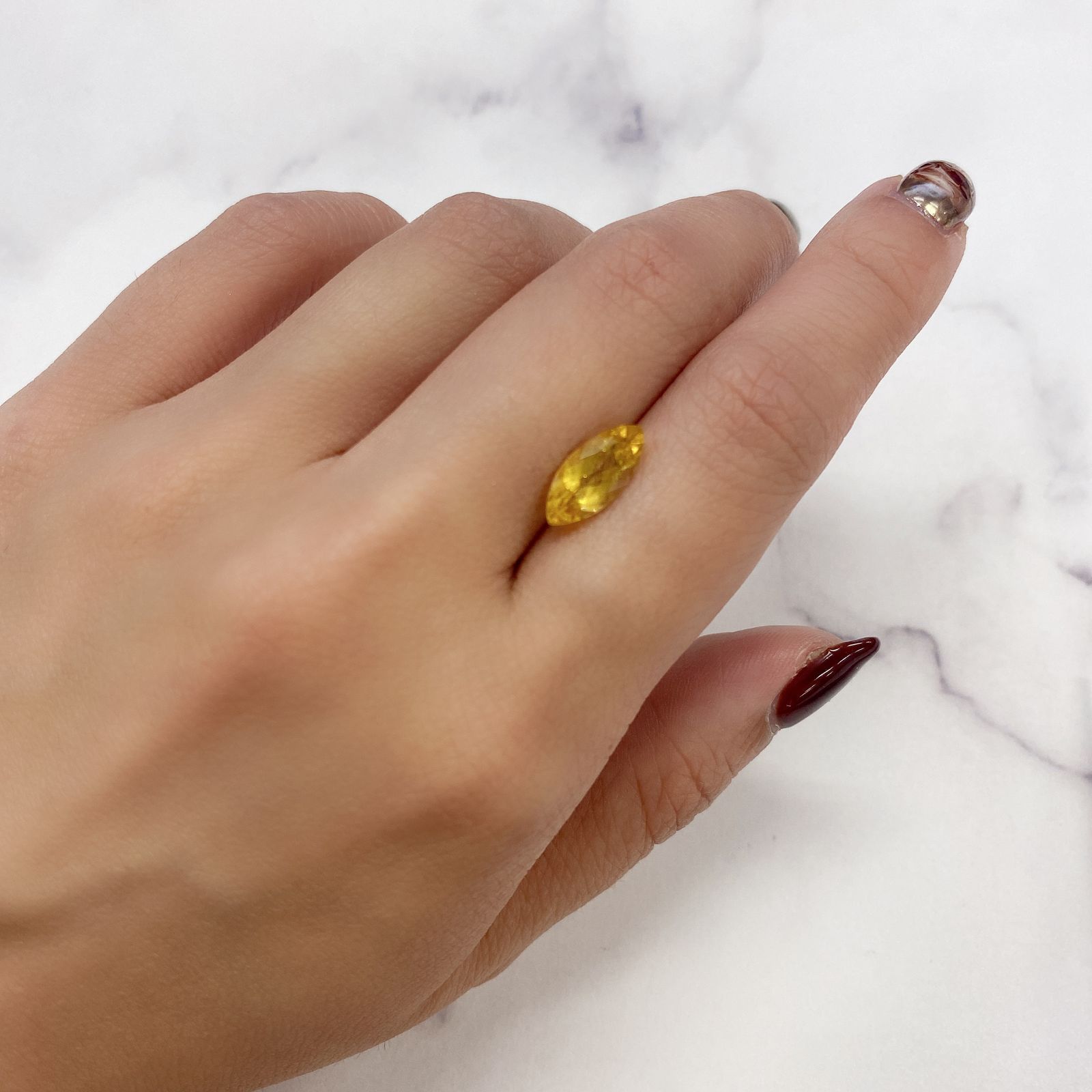 コンドロダイト(宝石名コンドロダイト)タンザニア産 1.716ct ソ付(彩珠)[231023769]12.4x5.6mm前後