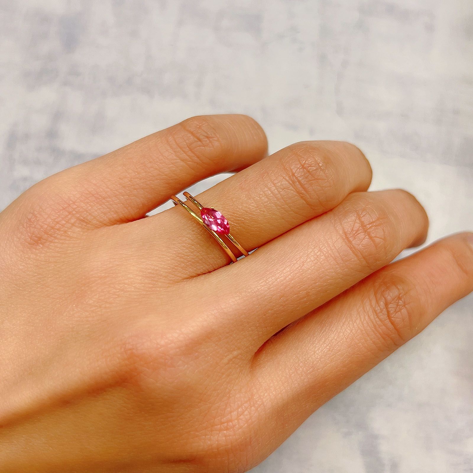 ホットピンクスピネル(宝石名ピンク・スピネル)タンザニア産 0.38ct 識別済[220113913]7.1x3.4mm前後