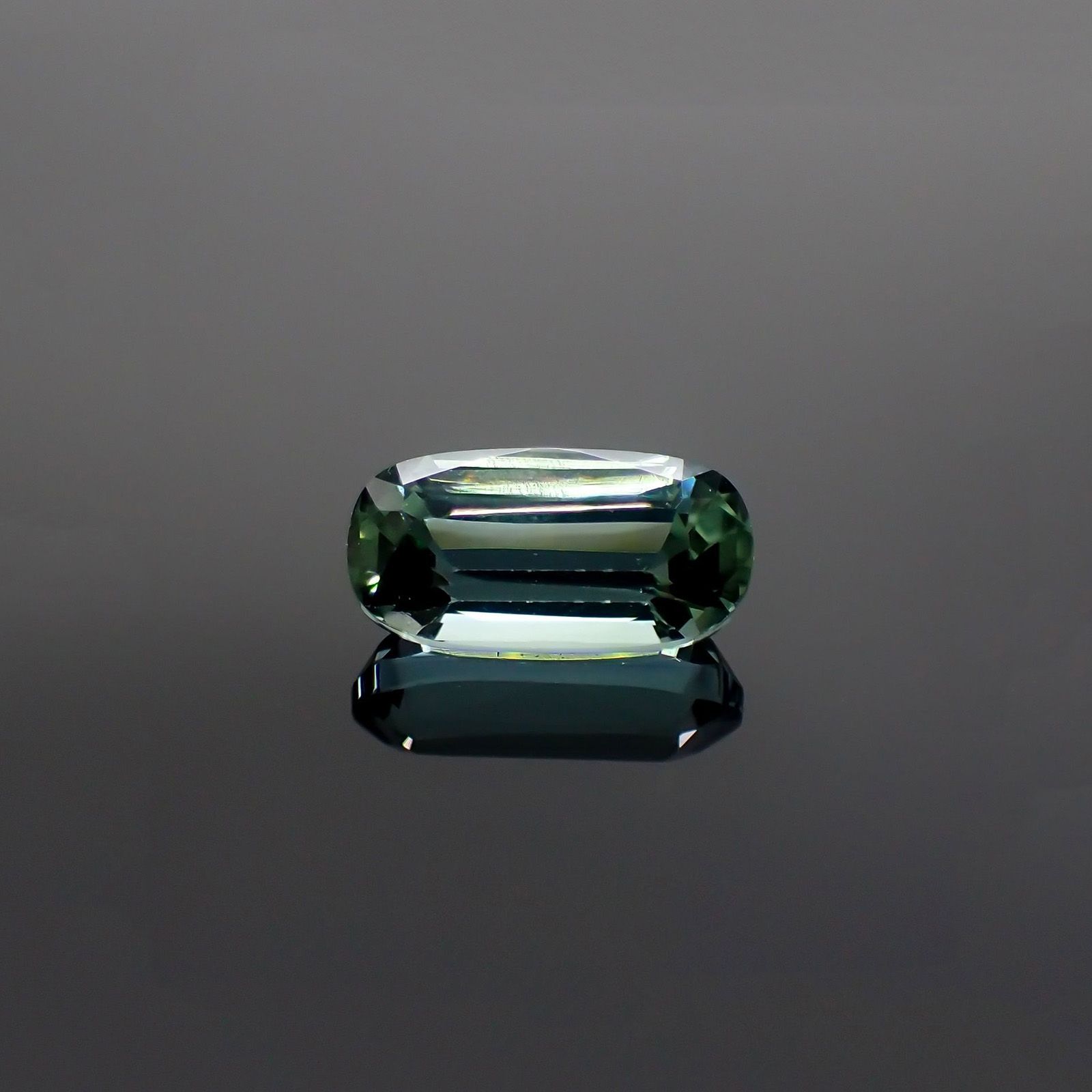 ブルーグリーントルマリン(宝石名グリーン・トルマリン) アフガニスタン産 識別済 0.94ct / 8.1x4.1mm前後 [211013584]