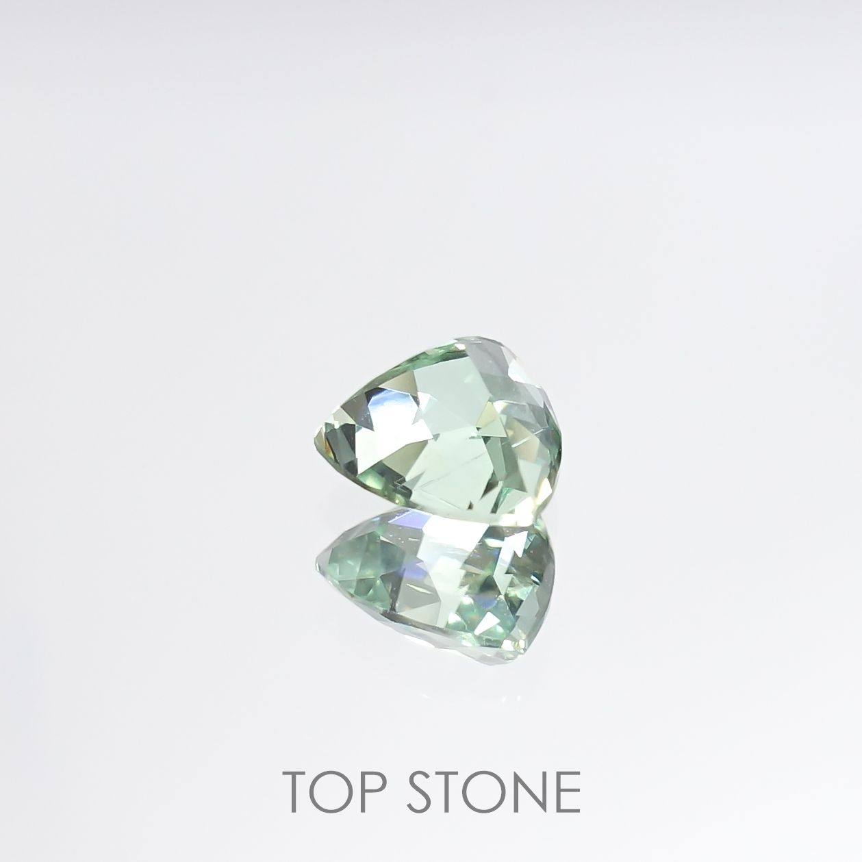 バナジウムコーネルピン(宝石名コーネルピン)タンザニア・タンガ州産 0.90ct 識別済[220115626]6x6mm前後