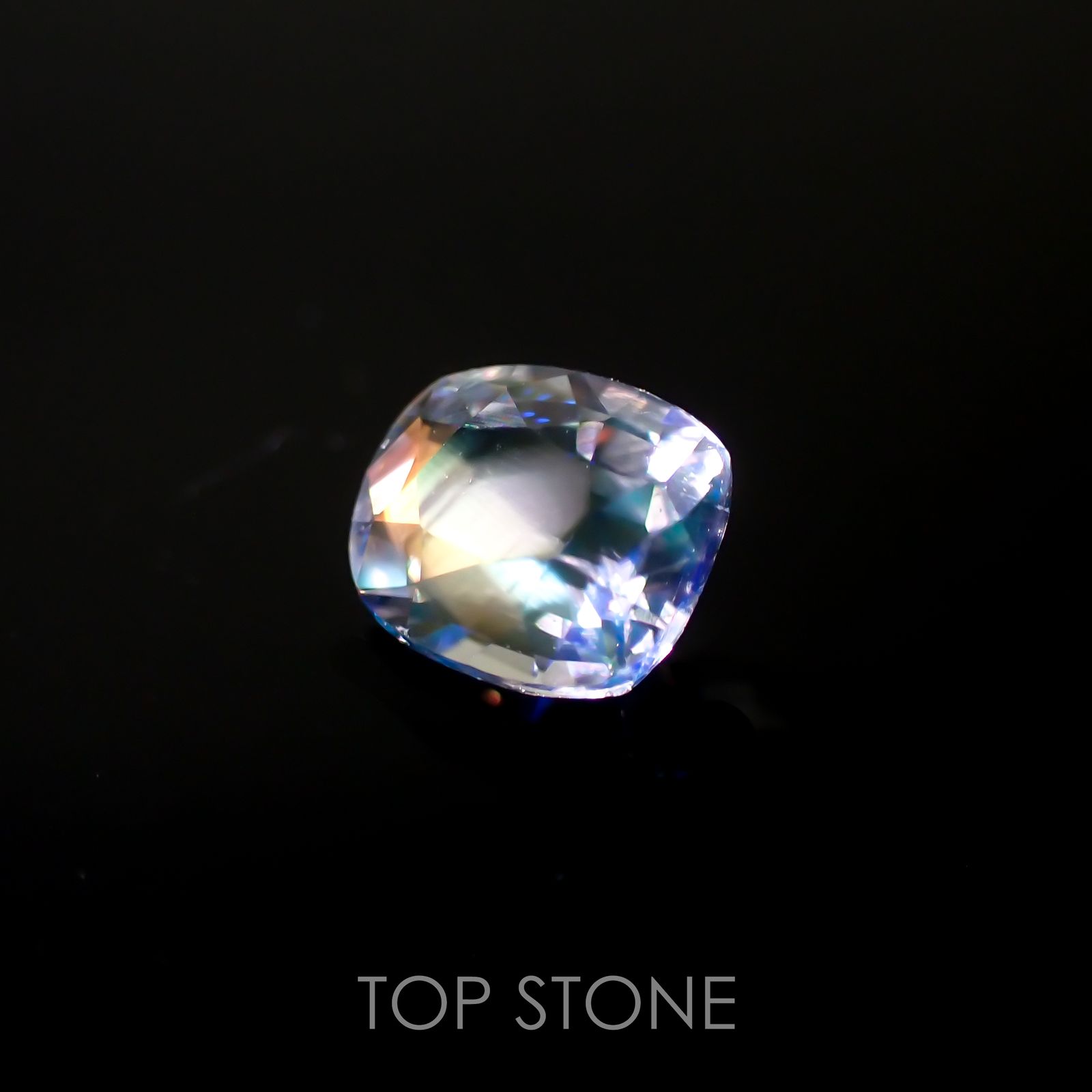 レインボームーンストーン(宝石名ラブラドライト)マダガスカル産 0.45ct 識別済[211113742]5.4x4.5mm前後
