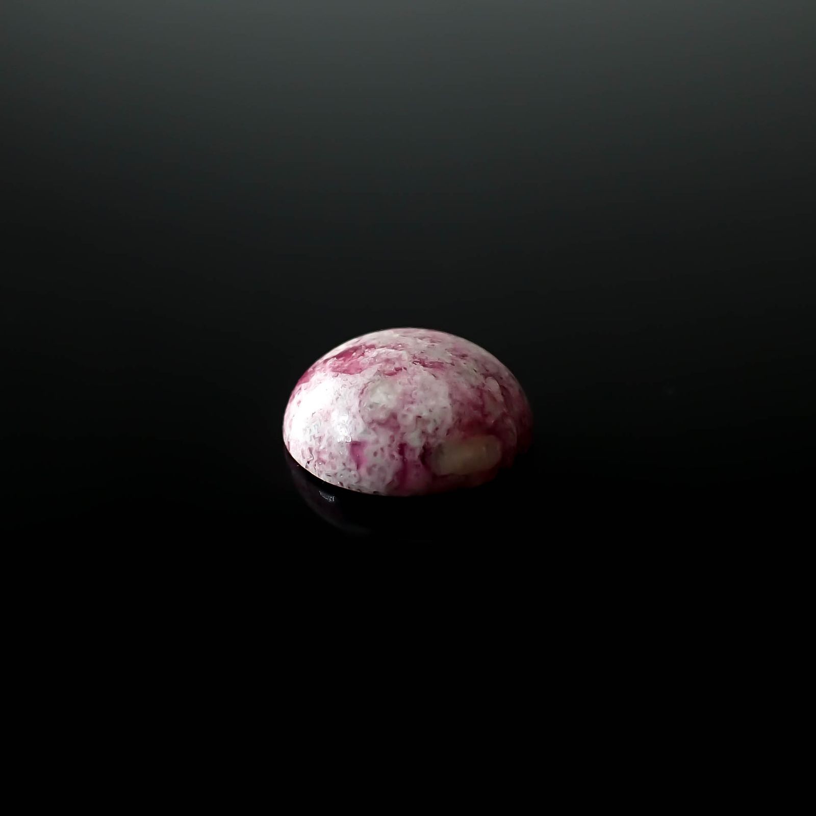 レッドベリル/ピンクベリル(母岩付き) アメリカ・ユタ州産 2.12ct [250730903]9.1x9.1mm前後