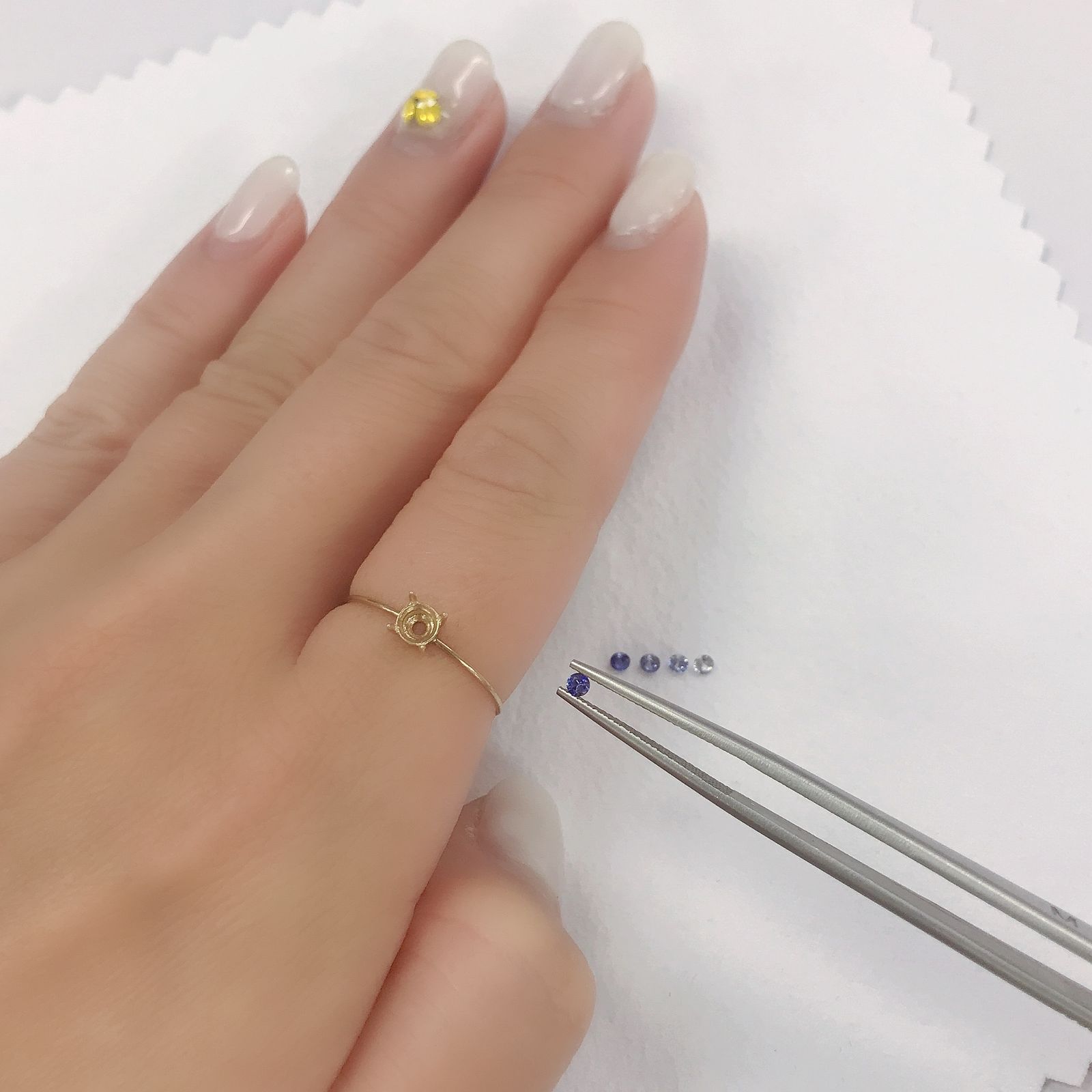 ベニトアイト カラーグラデーション5個セット アメリカ・カリフォルニア州サンベニト産 0.26ct(5pcs合計)[220616634]2.2-2.3x2.2-2.3mm前後