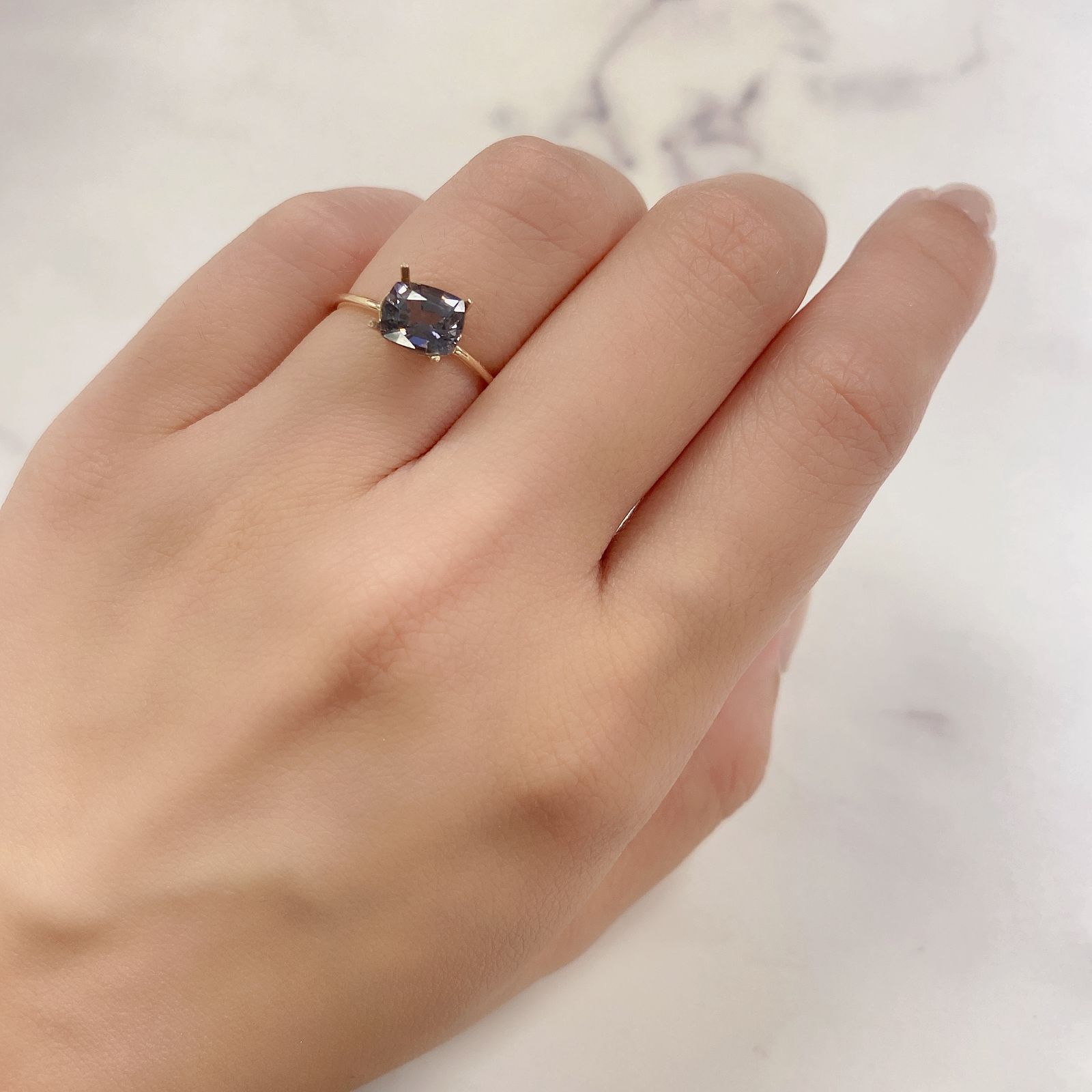 プラチナスピネル(宝石名スピネル) ビルマ産 1.305ct ソ付(彩珠)[210913317]6.8×6mm前後