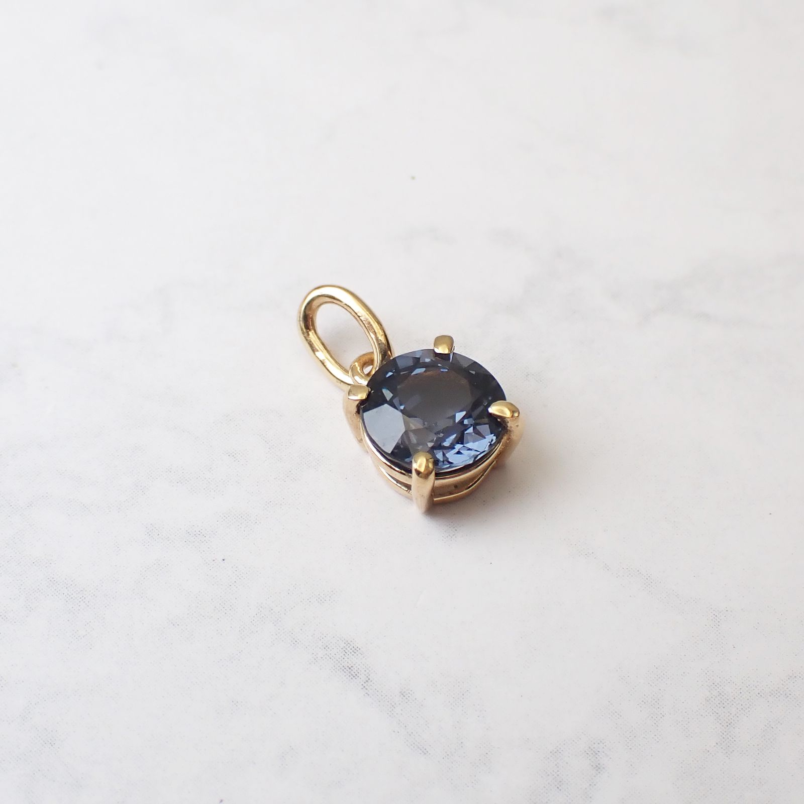 ◇K18ペンダント◇ バイオレットスピネル 0.90ct | ラウンド/つやあり仕上げ 6mm(※チェーン別売り) [241229429]