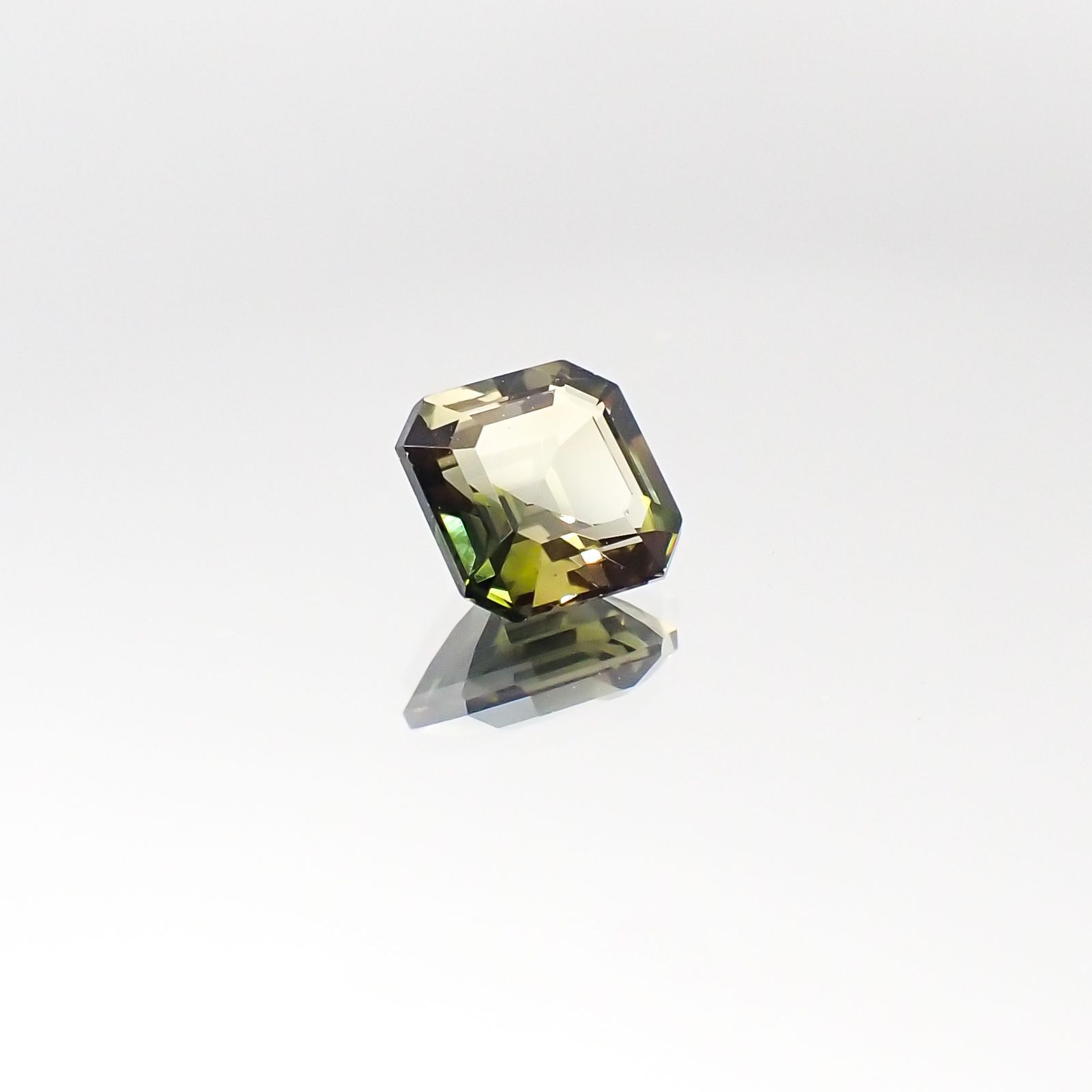 オリーブグリーントルマリン(宝石名トルマリン)ブラジル産 0.93ct 識別済[231023952]5.9x5.8mm前後