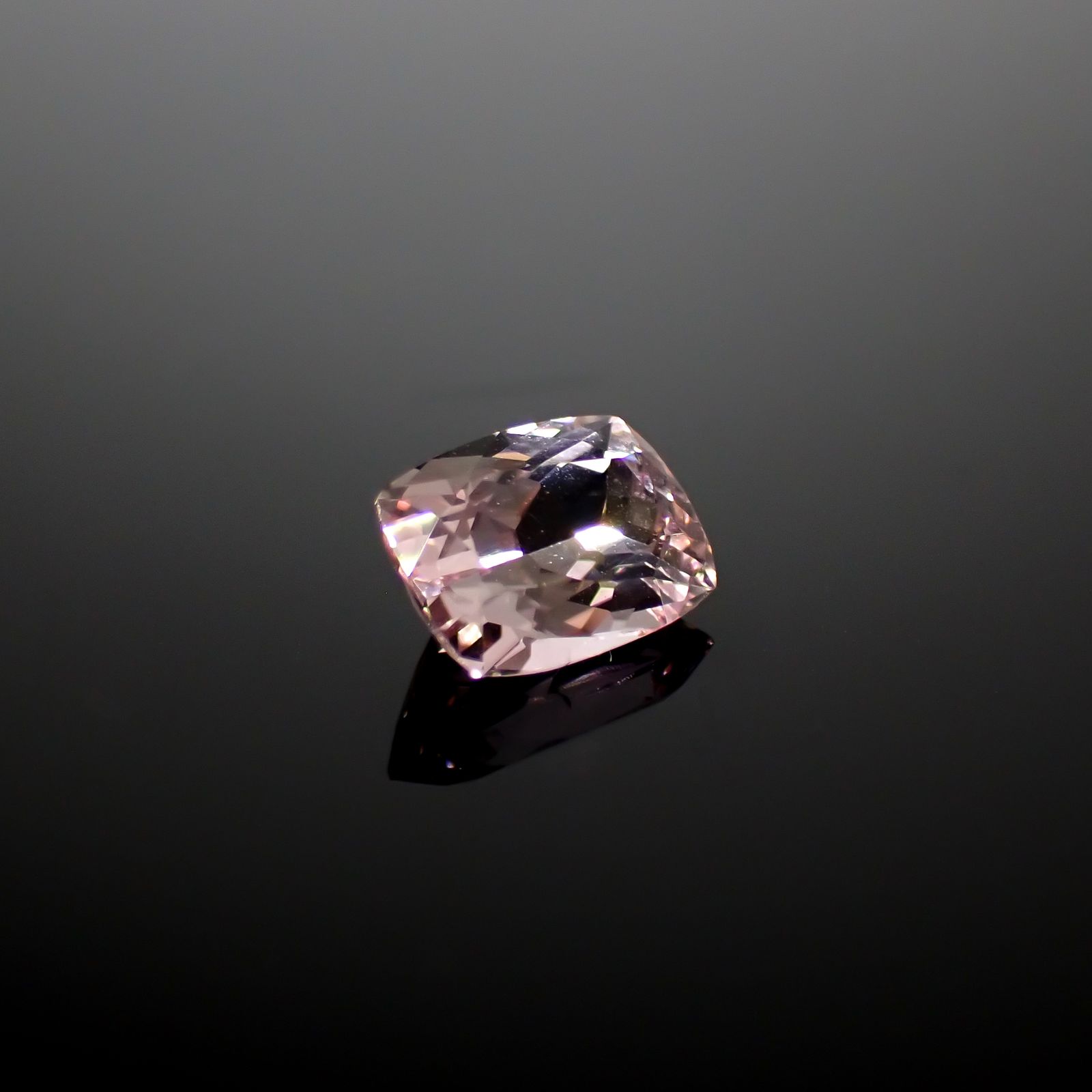 ピンクゾイサイト(宝石名ピンク・ゾイサイト)タンザニア産 1.406ct ソ付(彩珠)[241129478]7.7x5.8mm前後