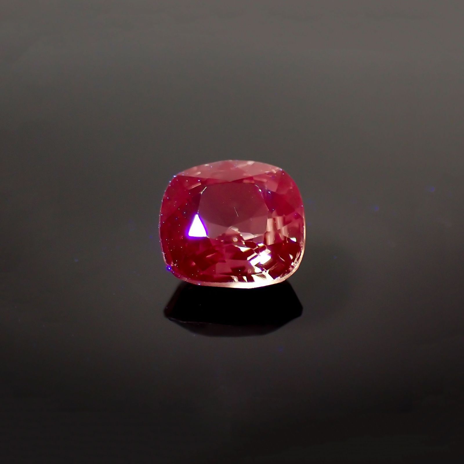 パープルスピネル(宝石名スピネル)ビルマ産 識別済 1.41ct / 6.7x6.5mm前後 [231124302]