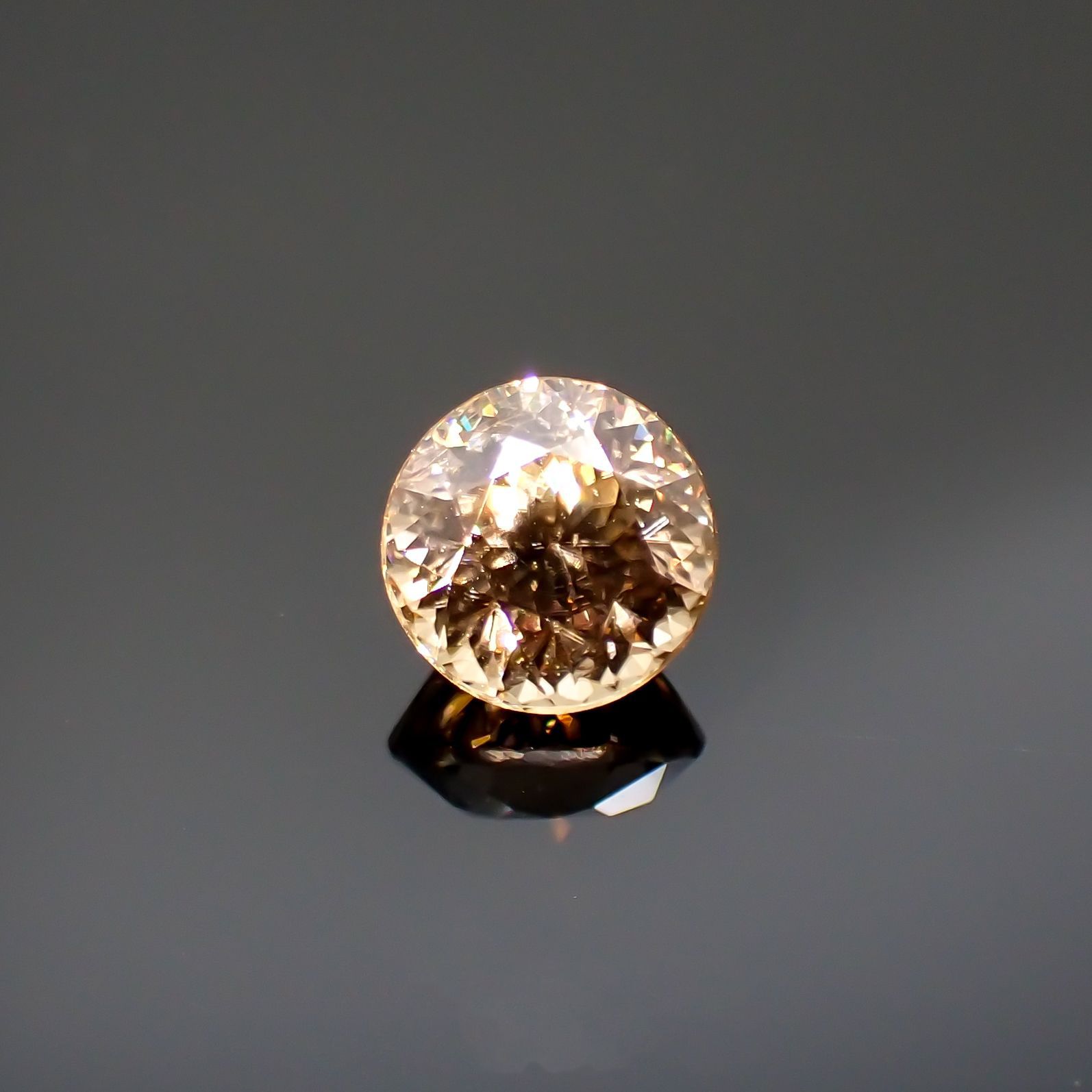 オレンジジルコン(宝石名ジルコン)スリランカ/カンボジア産 2.48ct 識別済[220114836]7.1x7mm前後