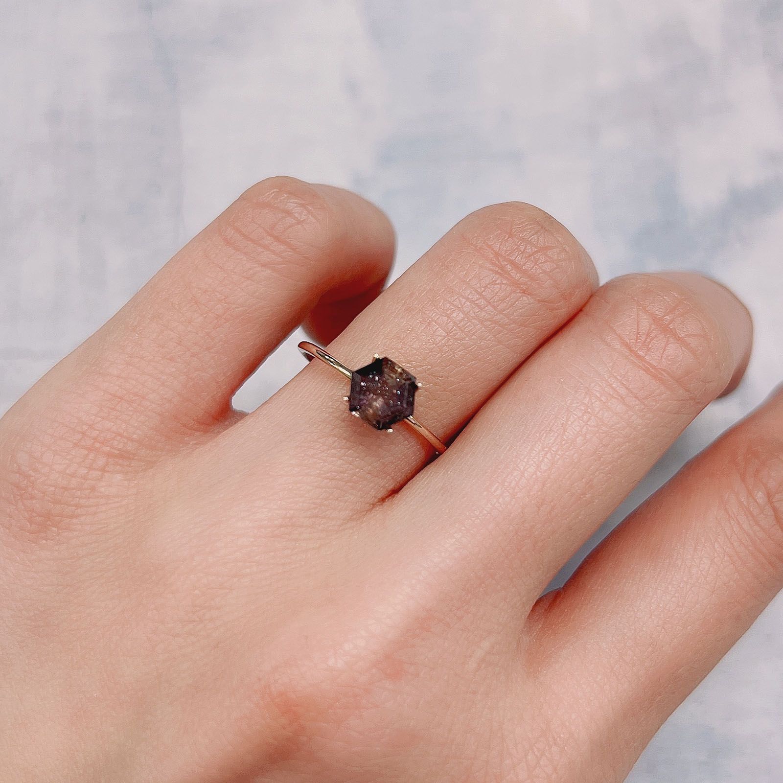 ◇ヘキサゴンカット◇ブラッドショットアイオライトSA(宝石名アベンチュリン・アイオライト) インド産 0.82ct 識別済[210210082]6.1×6mm前後