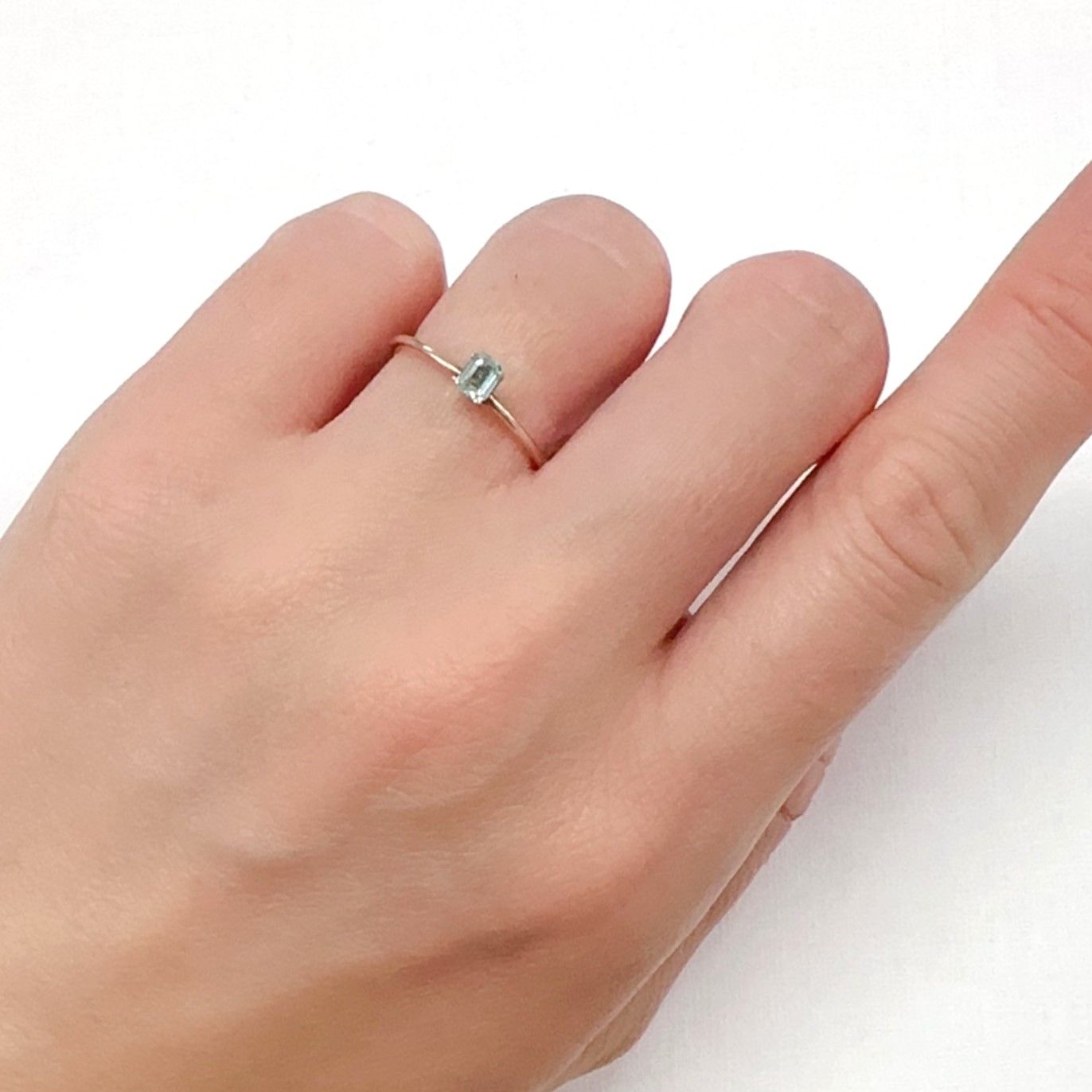 パステルカラーエメラルド コロンビア産 0.18ct[240225954]3.7x2.9mm前後