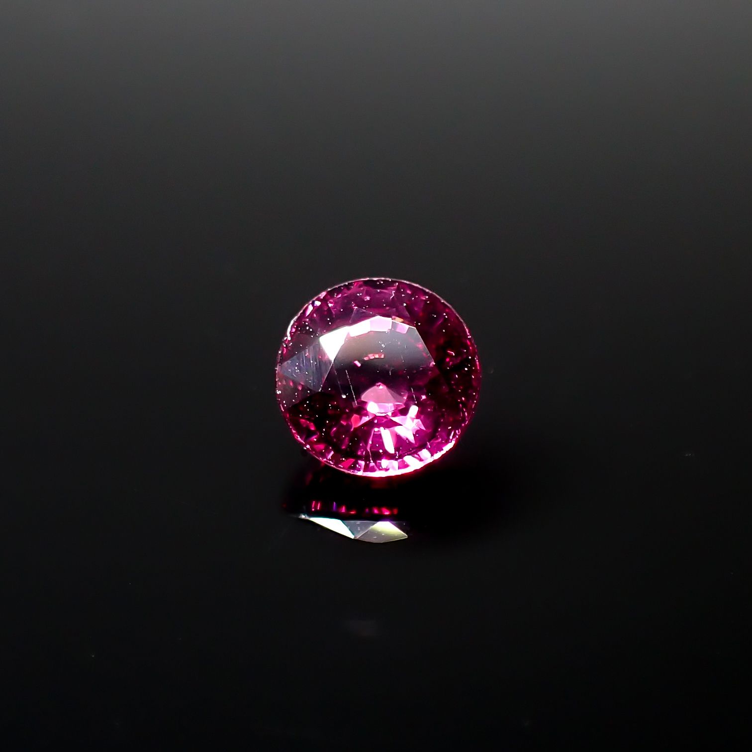 ロードライトガーネット(宝石名ガーネット)ブラジル産 1.17ct 識別済[240928703]6x6mm前後