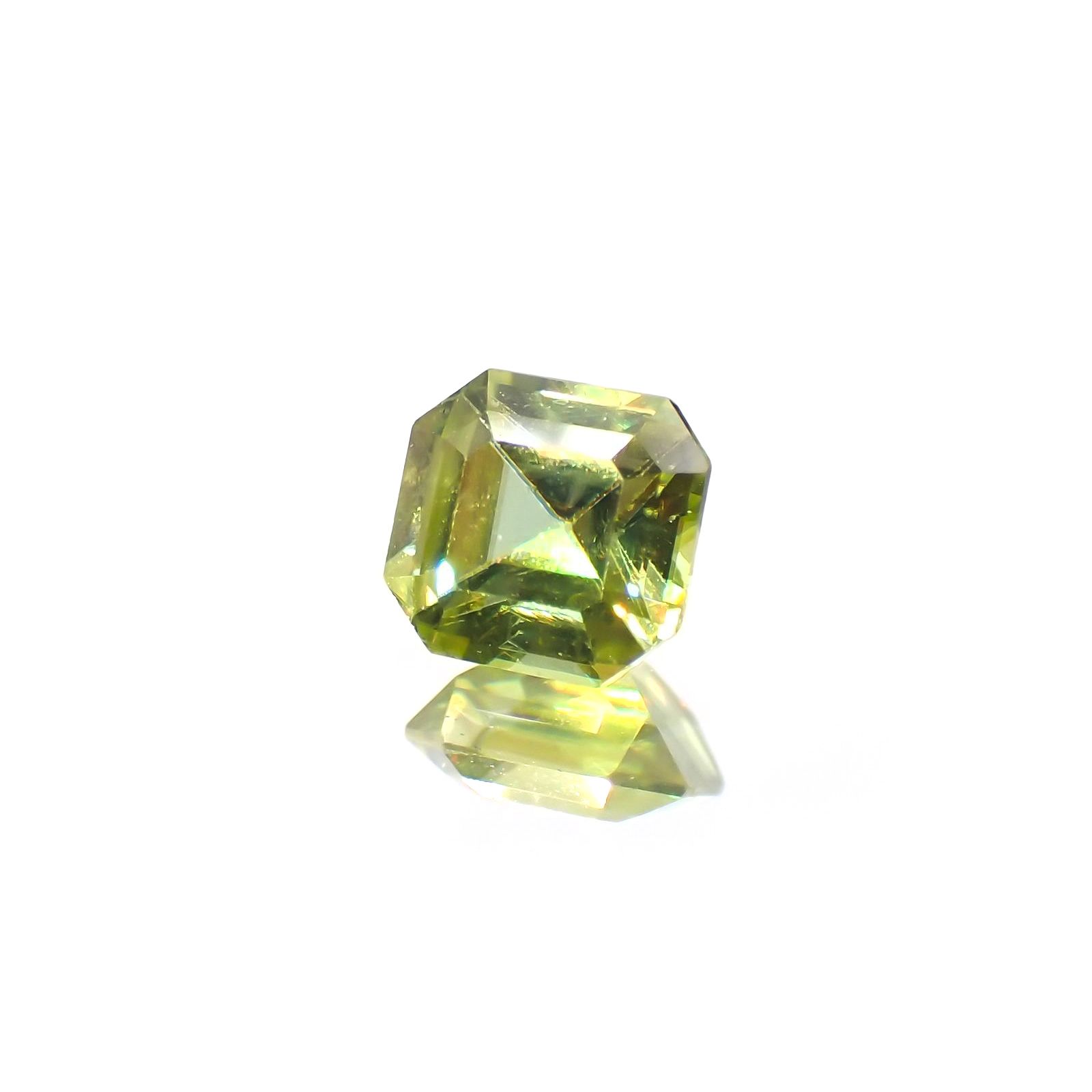 スフェーン(宝石名スフェーン) マダガスカル産 ソ付(彩珠) 0.712ct / 5.3x4.9mm前後 [210712010]