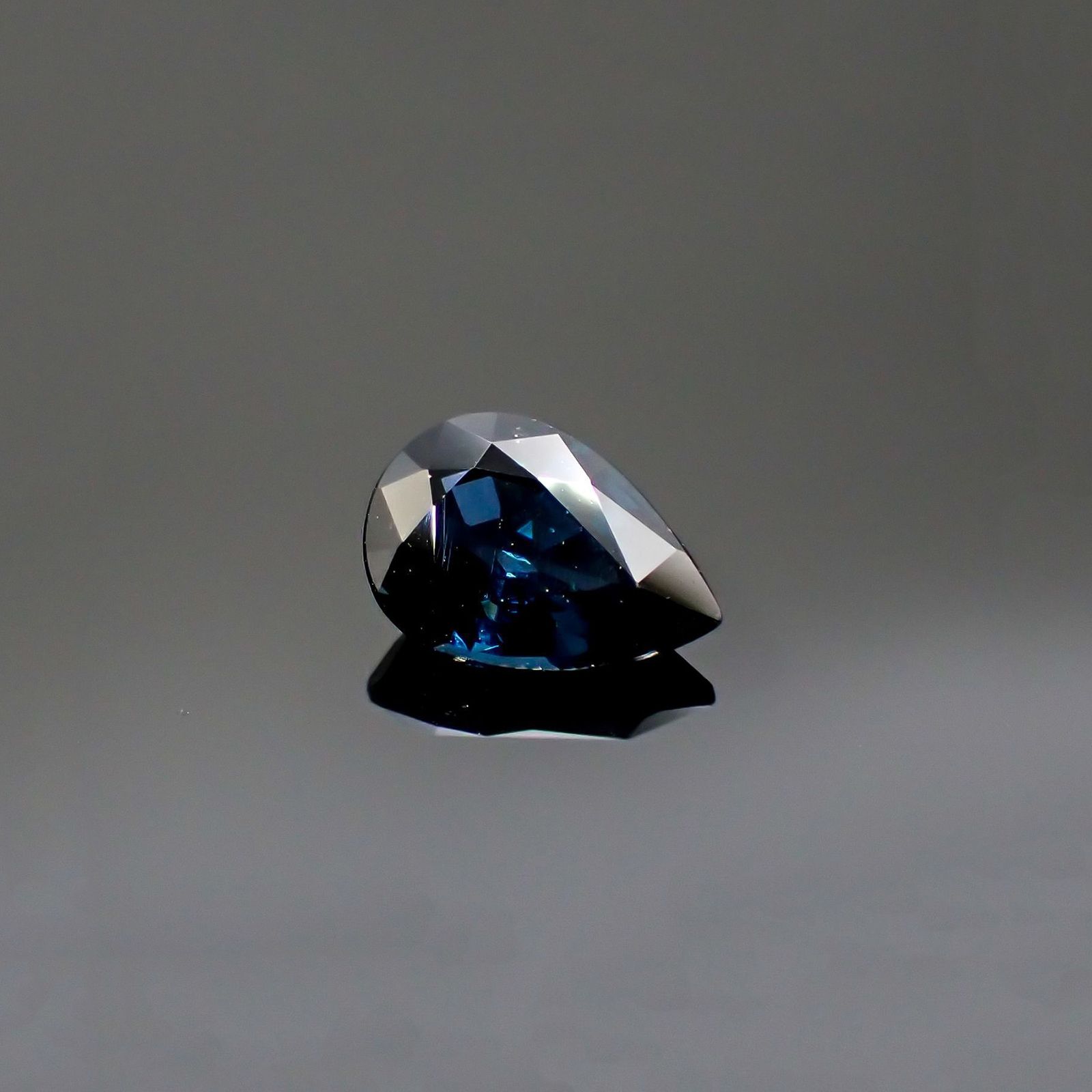 コバルトブルースピネル(宝石名ブルー・スピネル)スリランカ産 ソ付(日独) 1.136ct / 8.1x5.59mm前後 [260717492]